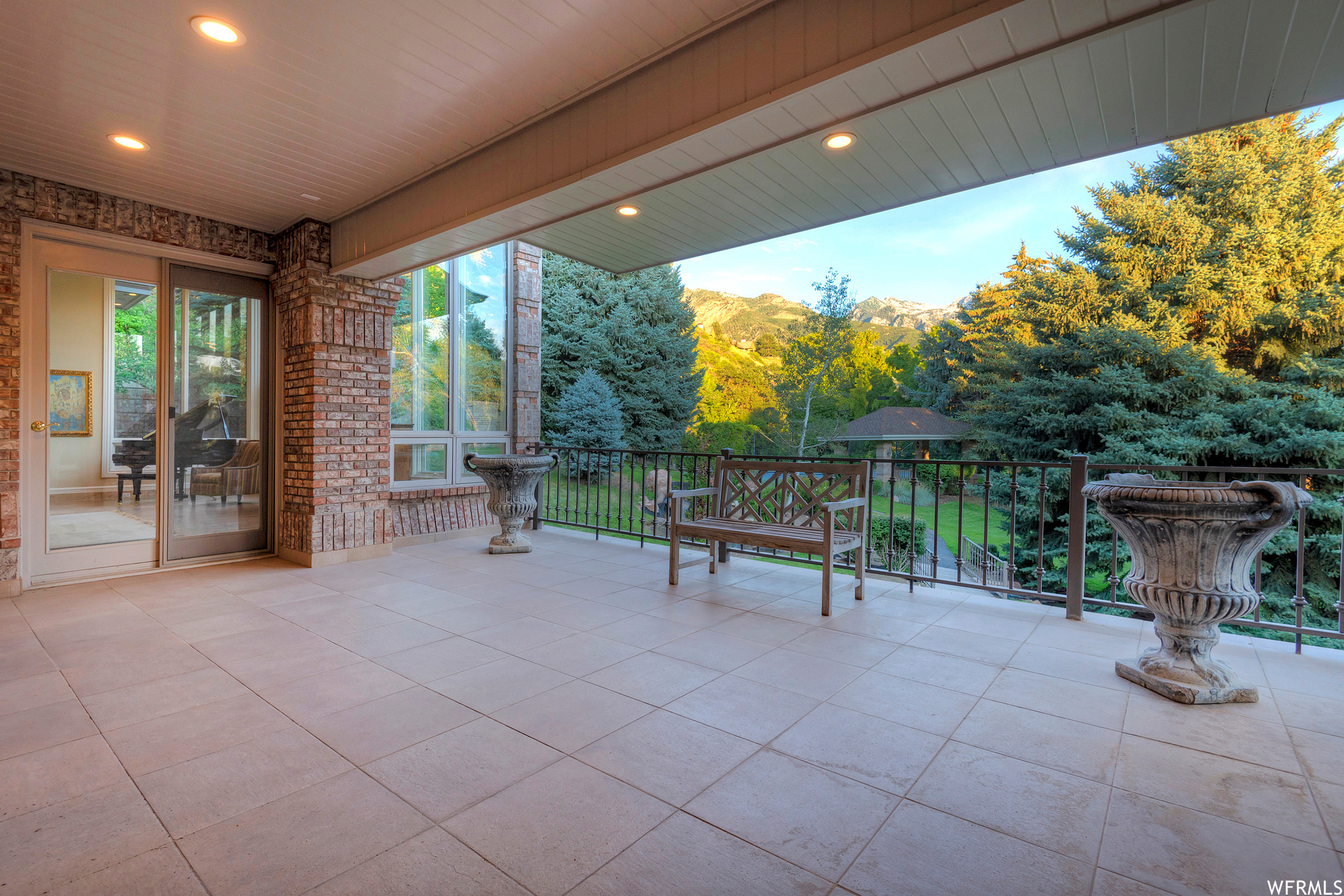2945 E ROBIDOUX