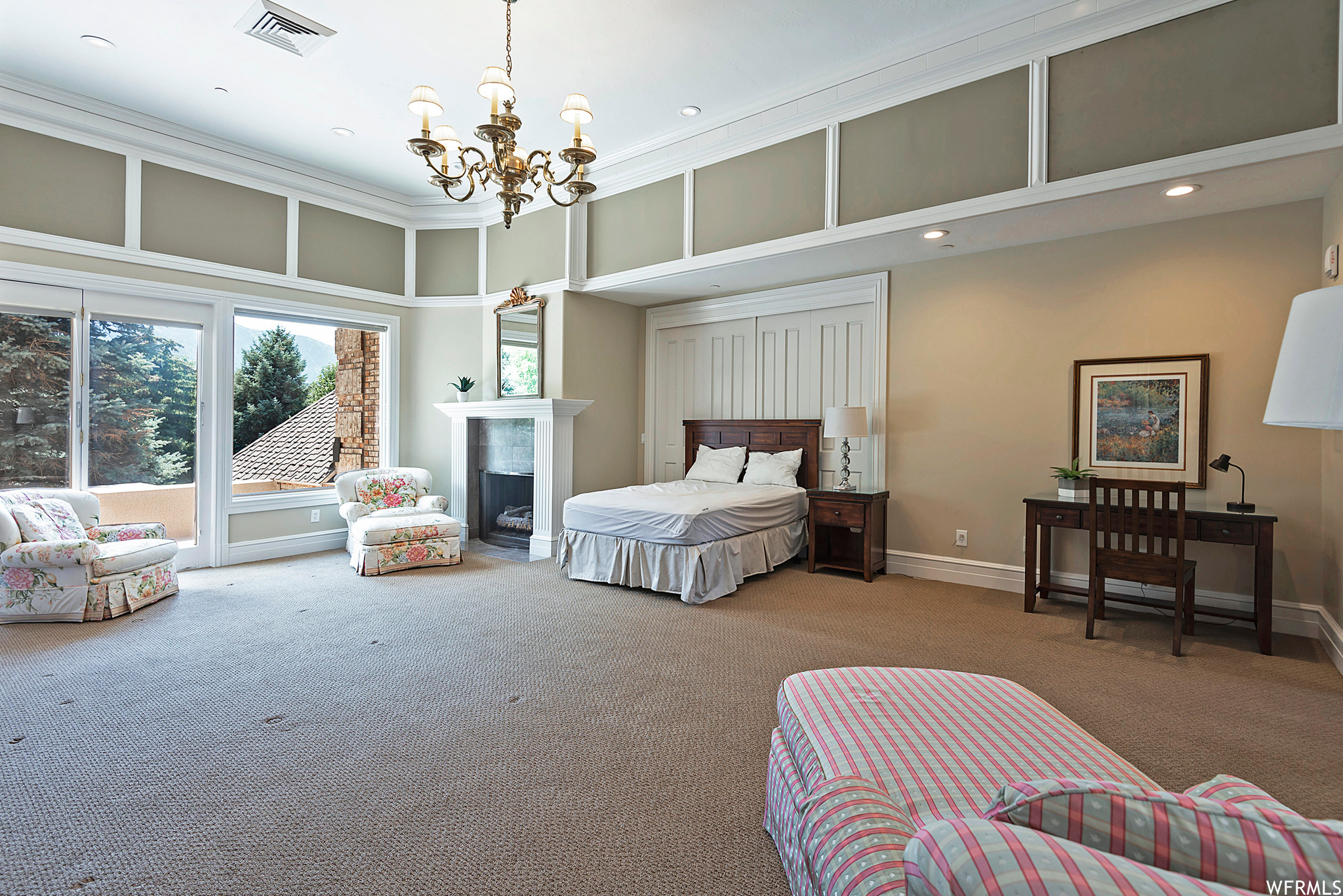2945 E ROBIDOUX