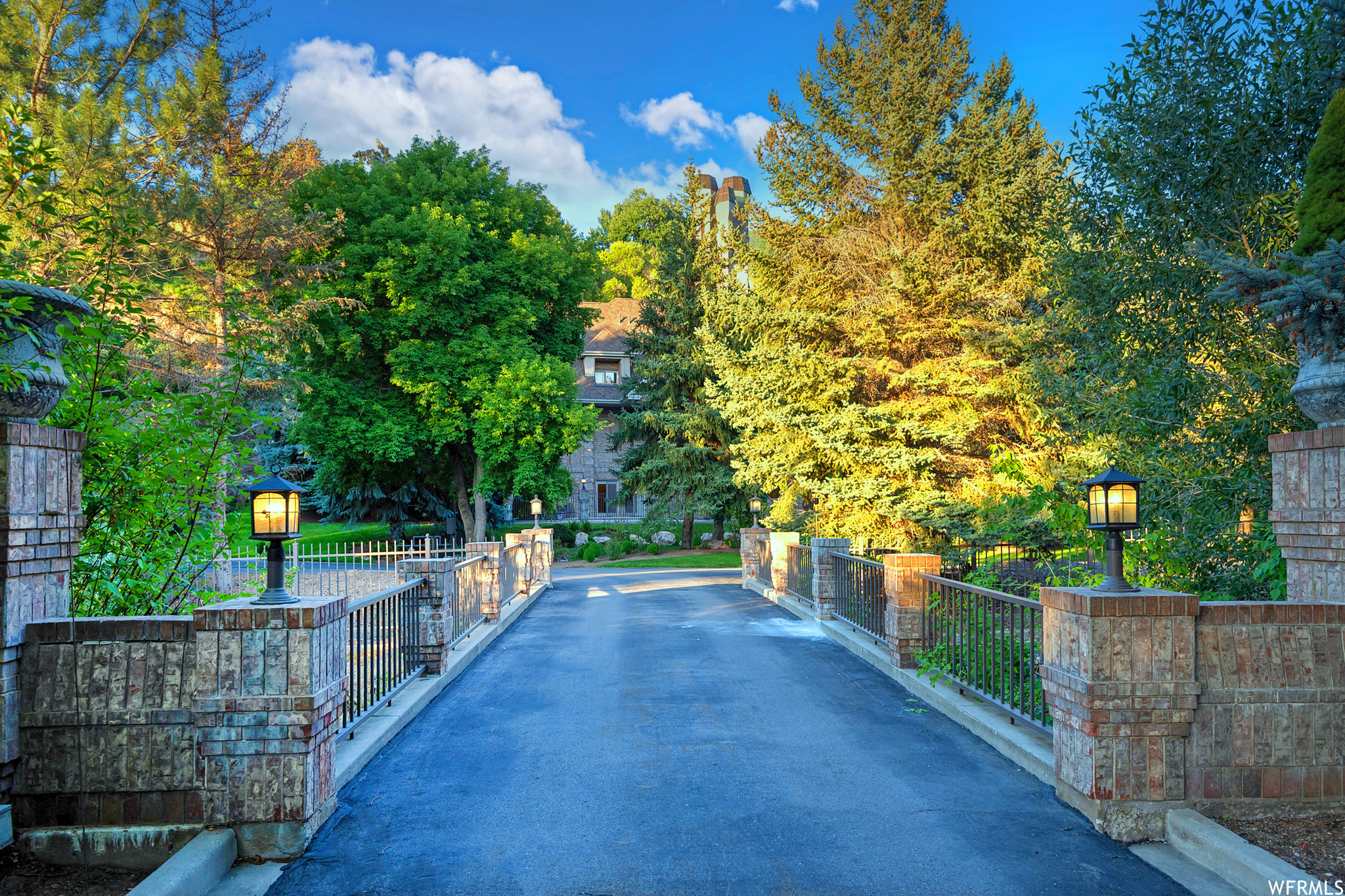 2945 E ROBIDOUX