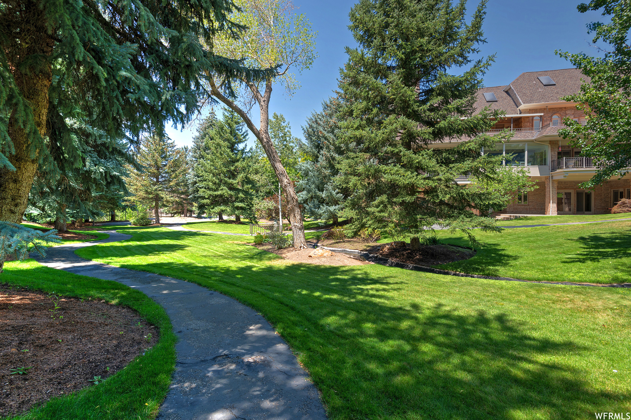 2945 E ROBIDOUX