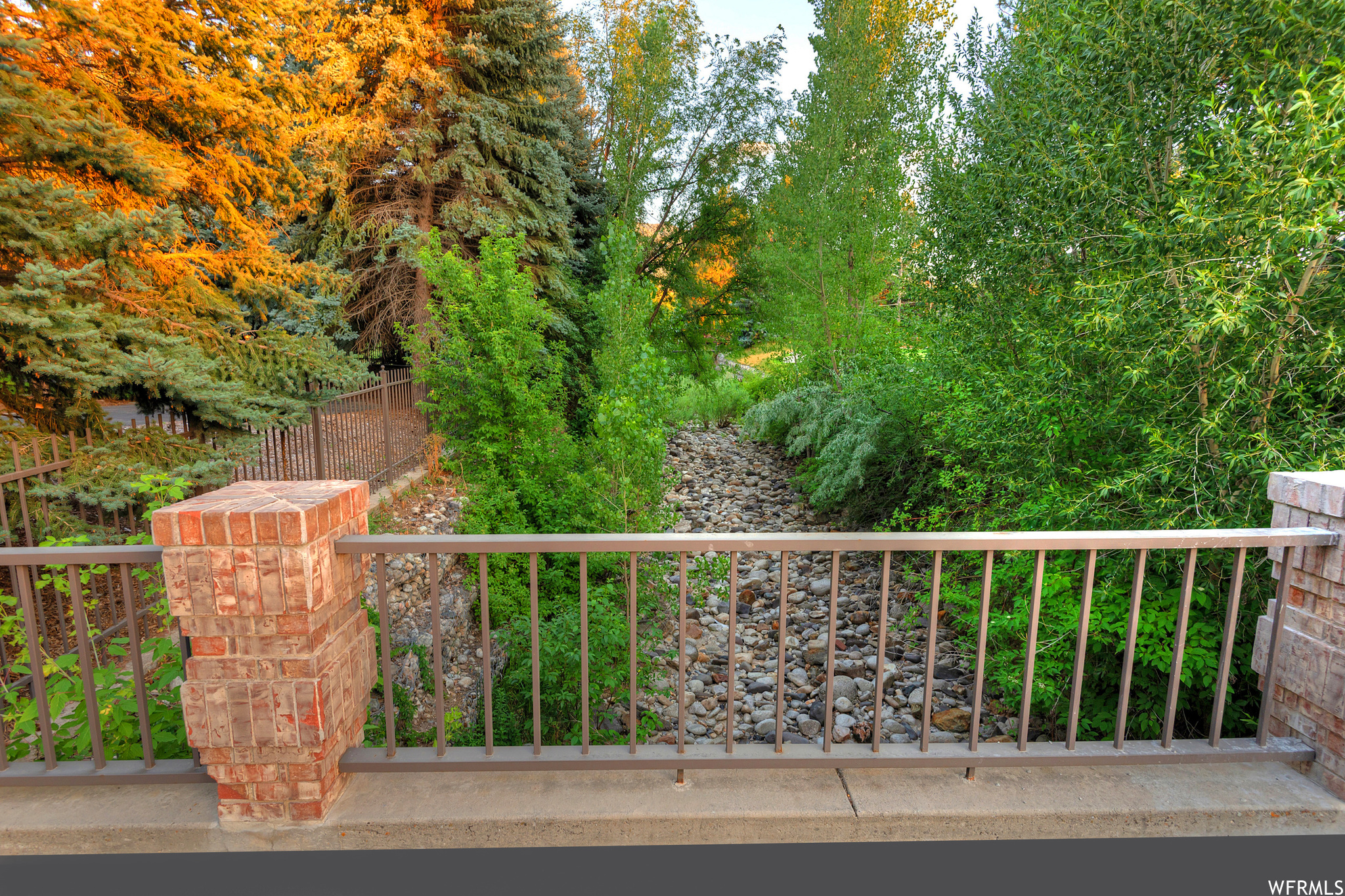 2945 E ROBIDOUX