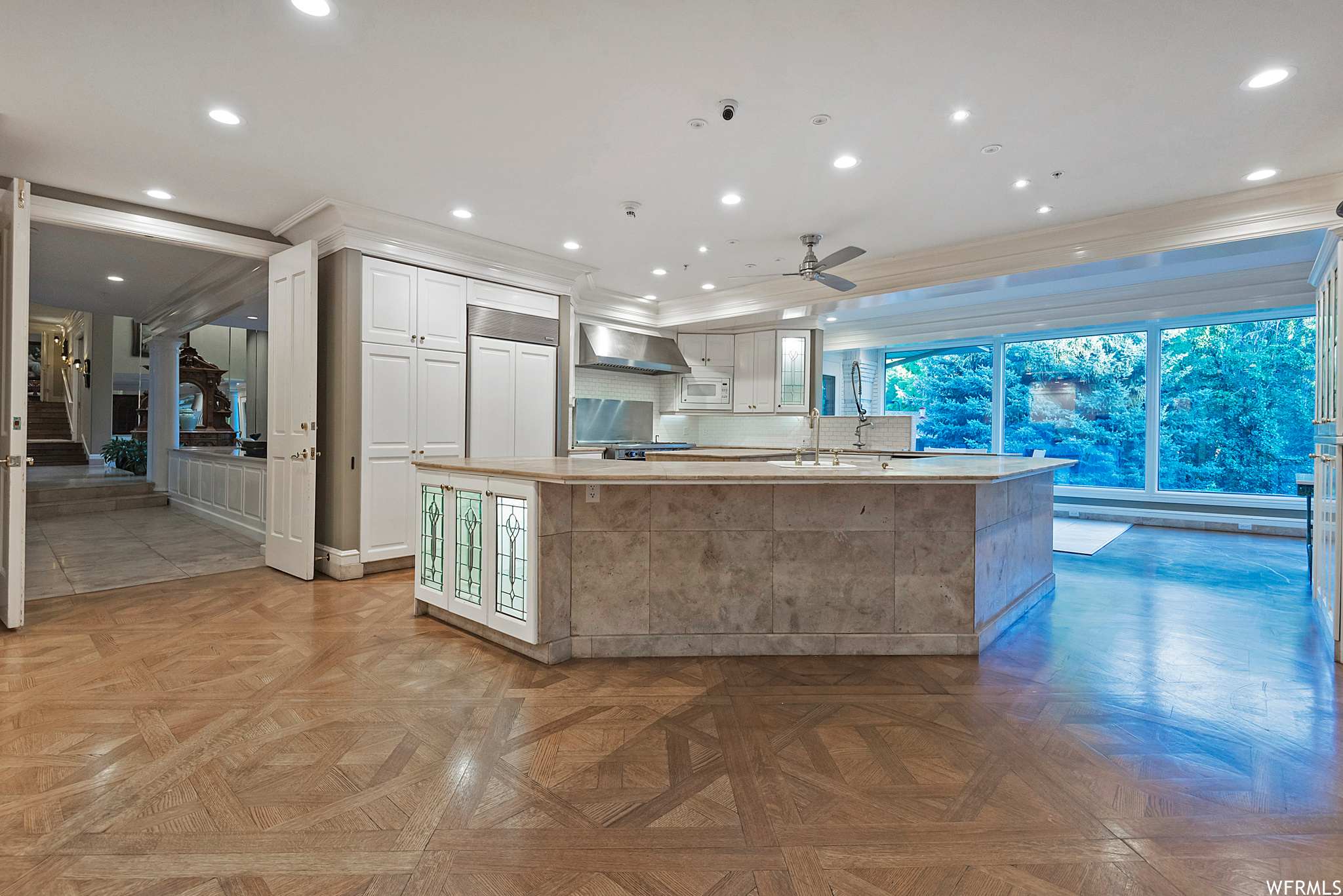 2945 E ROBIDOUX