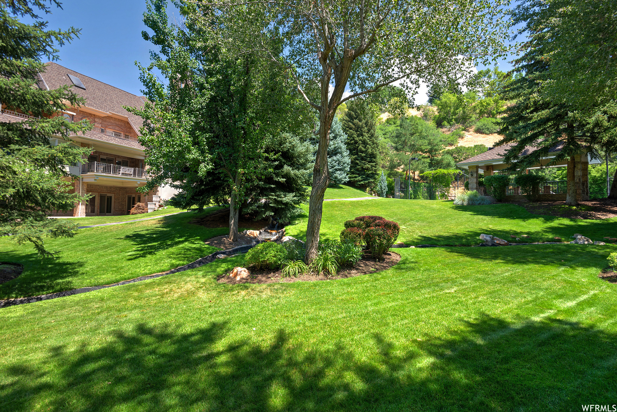 2945 E ROBIDOUX