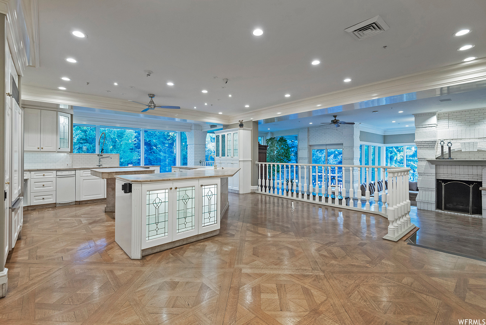 2945 E ROBIDOUX