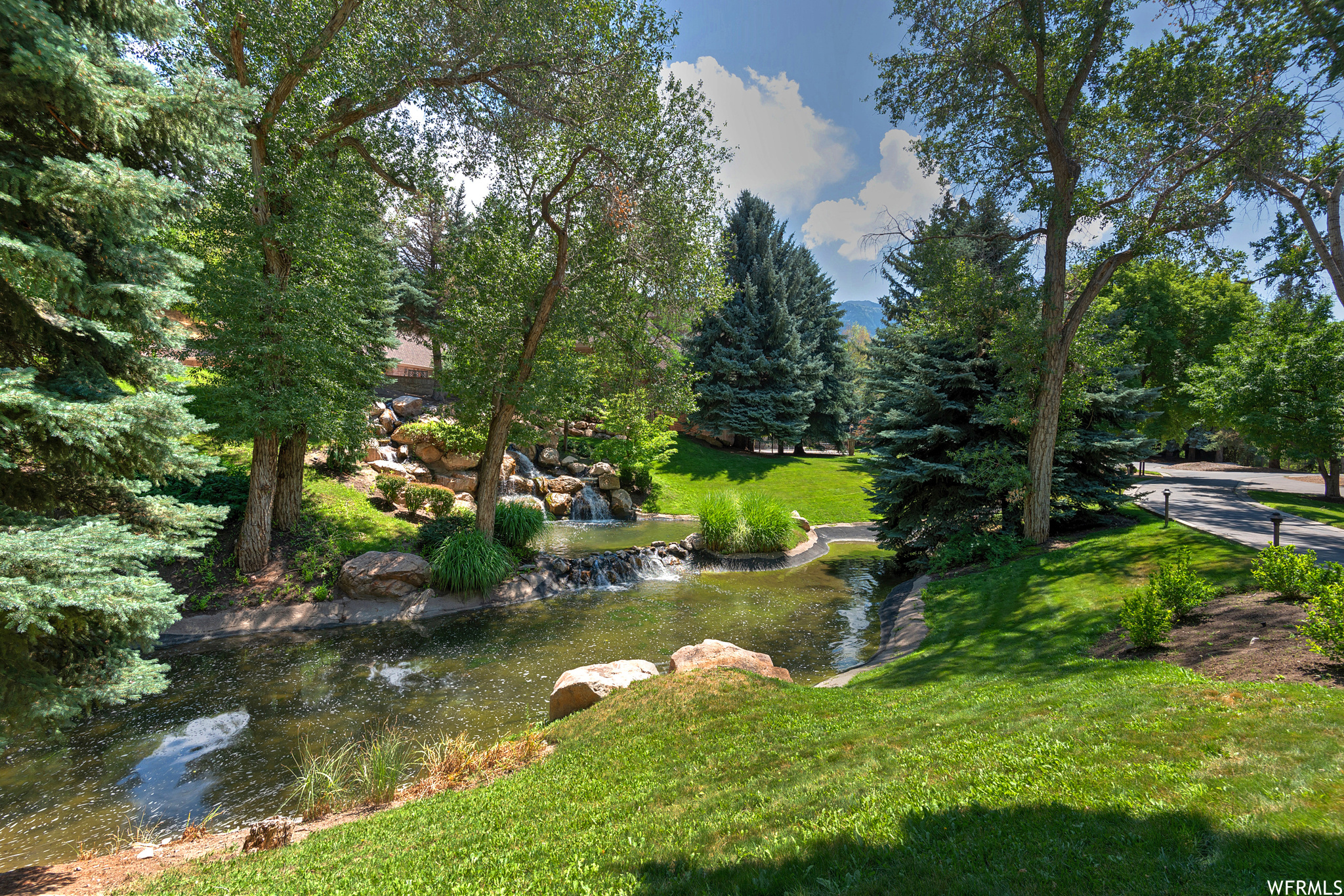 2945 E ROBIDOUX