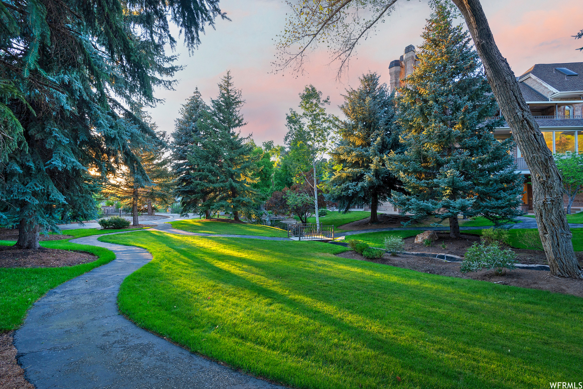 2945 E ROBIDOUX