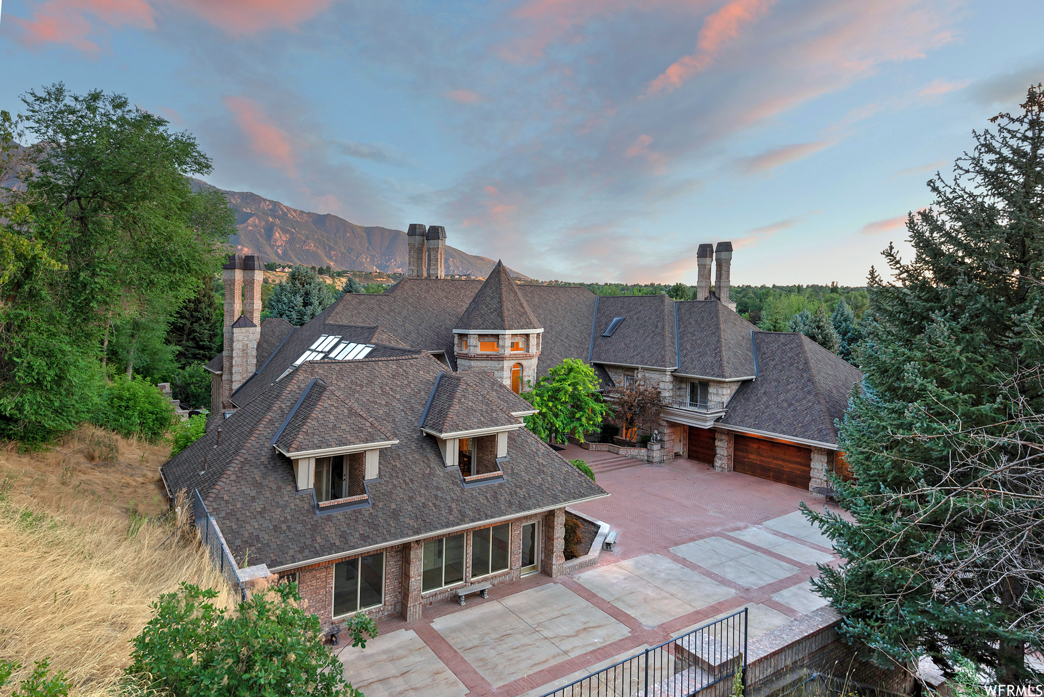 2945 E ROBIDOUX