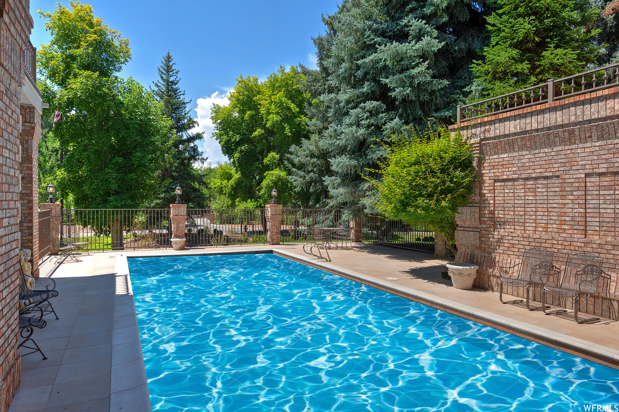 2945 E ROBIDOUX