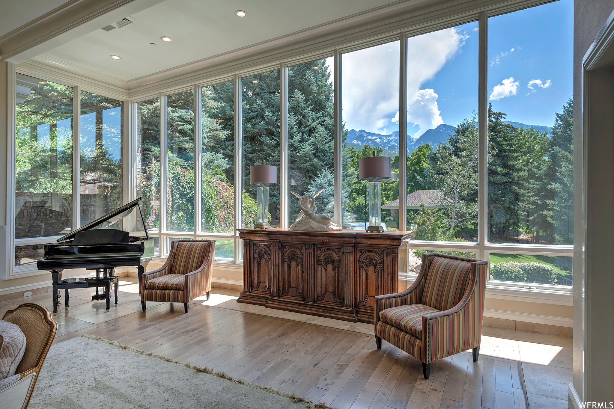 2945 E ROBIDOUX