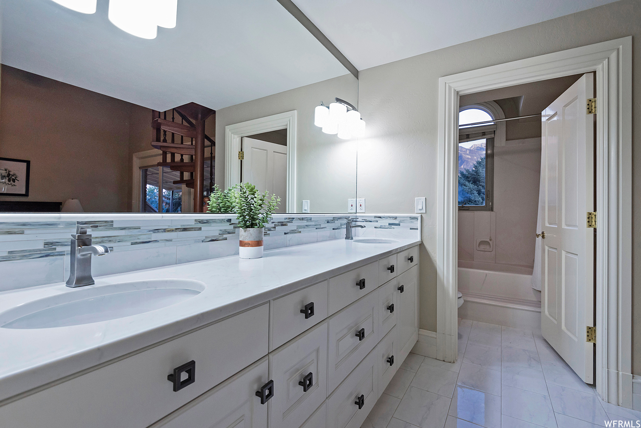2945 E ROBIDOUX