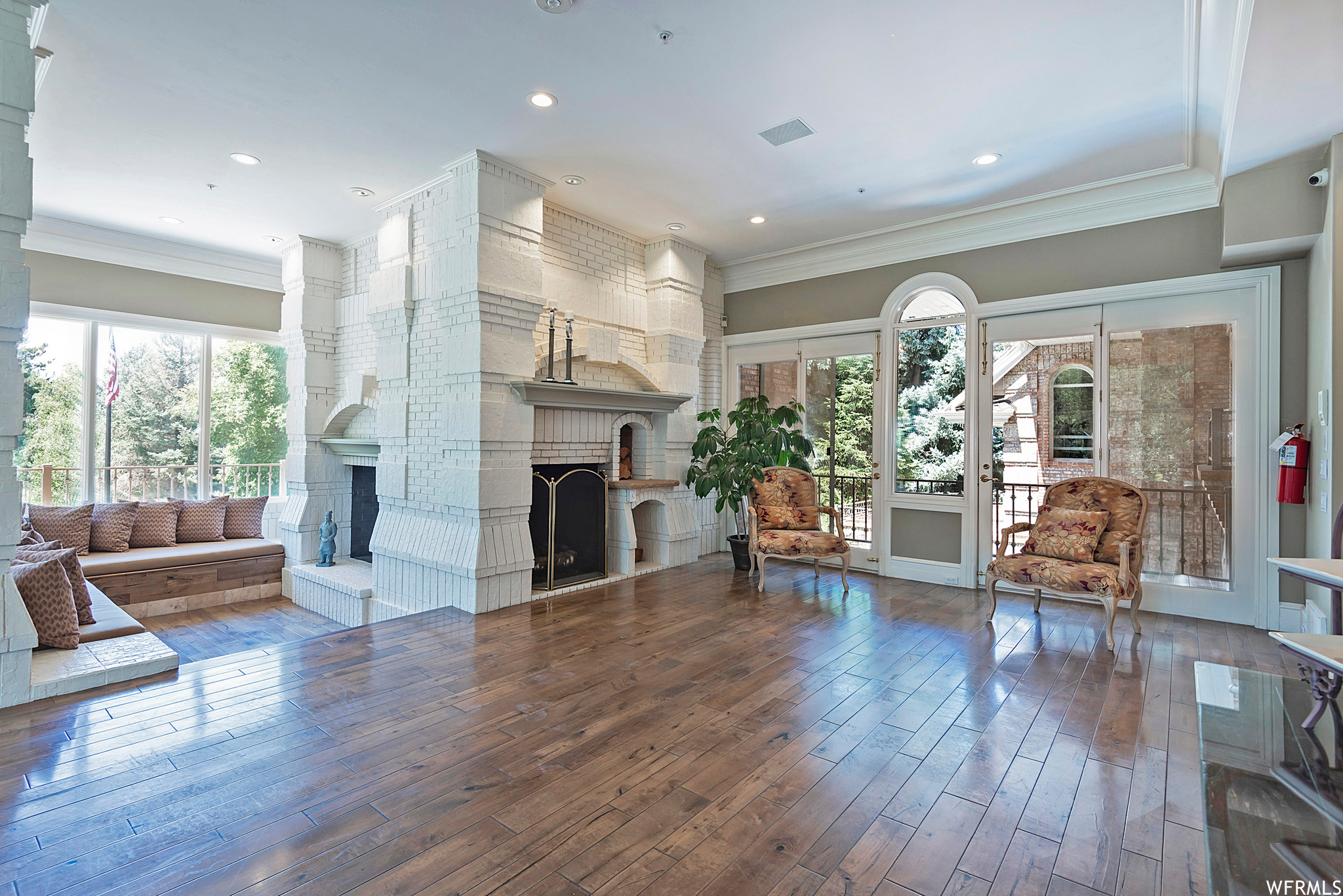 2945 E ROBIDOUX