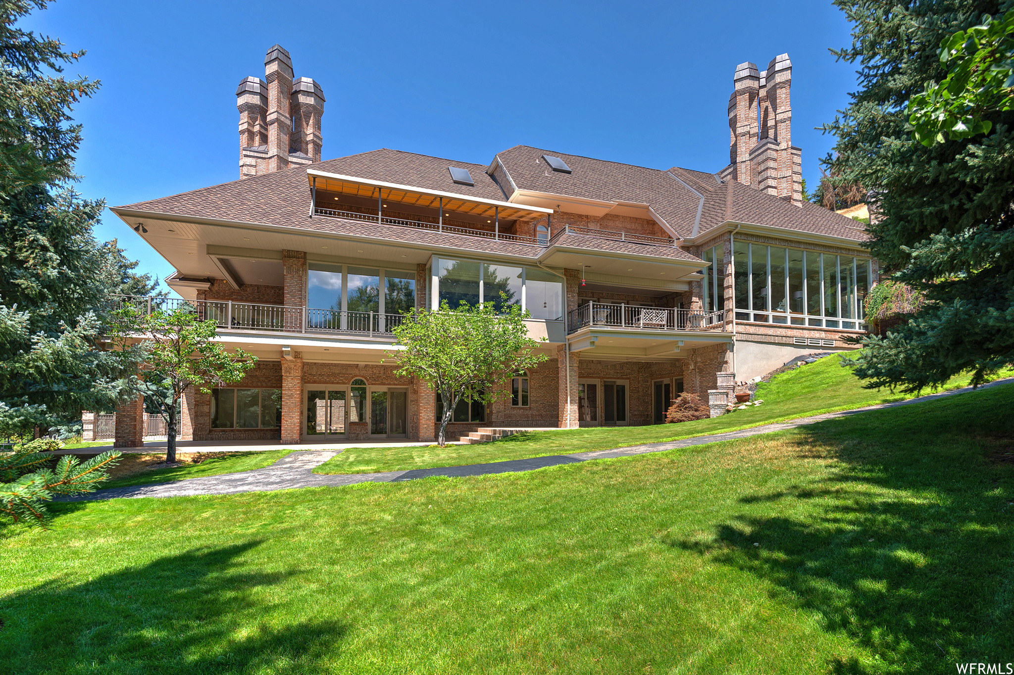 2945 E ROBIDOUX