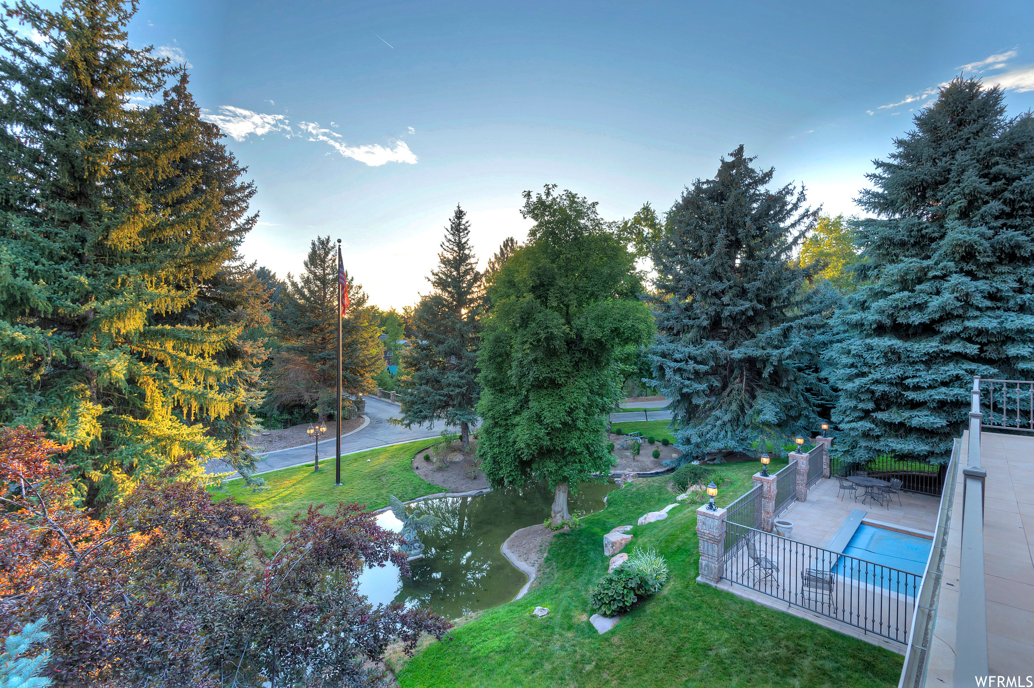 2945 E ROBIDOUX