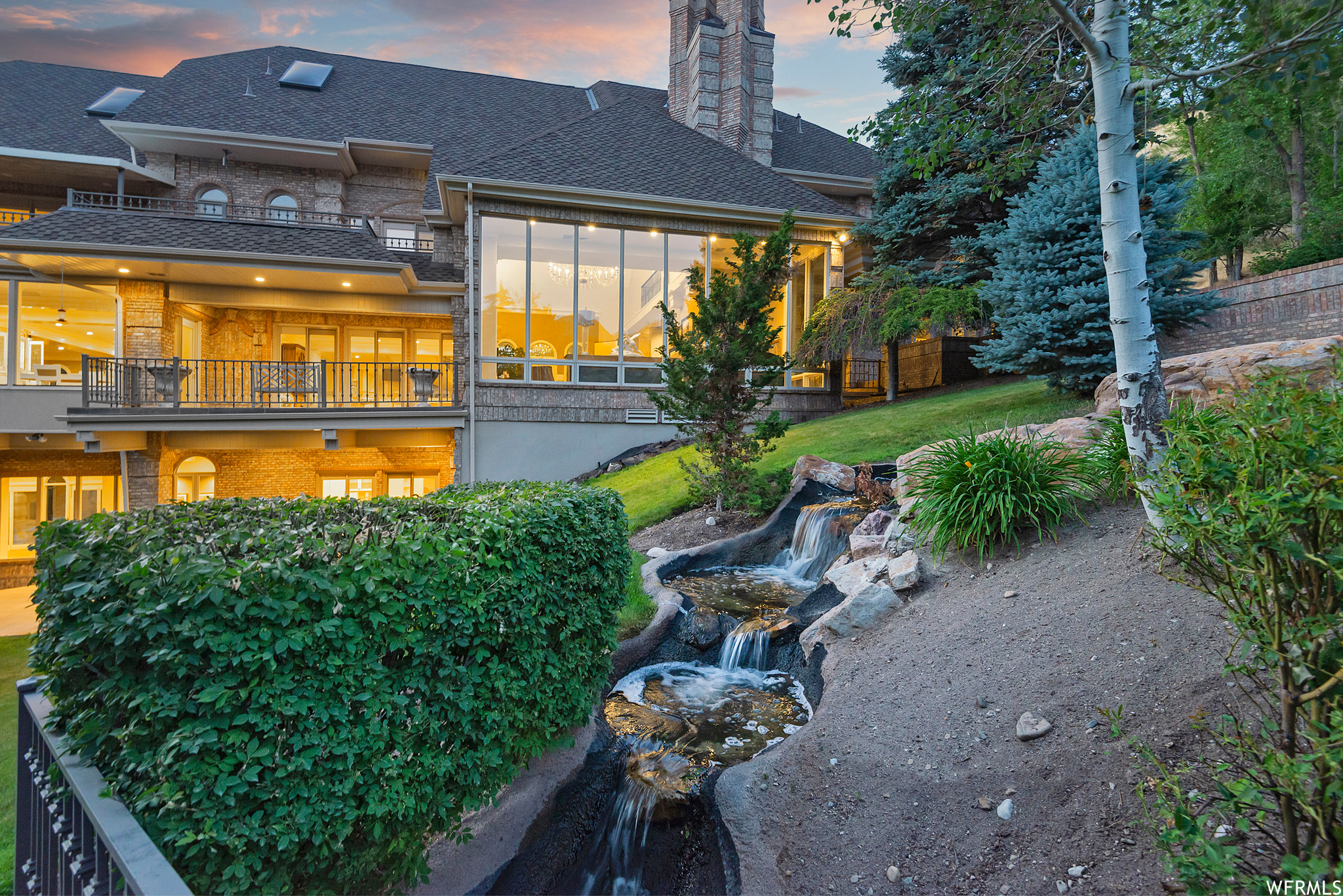 2945 E ROBIDOUX