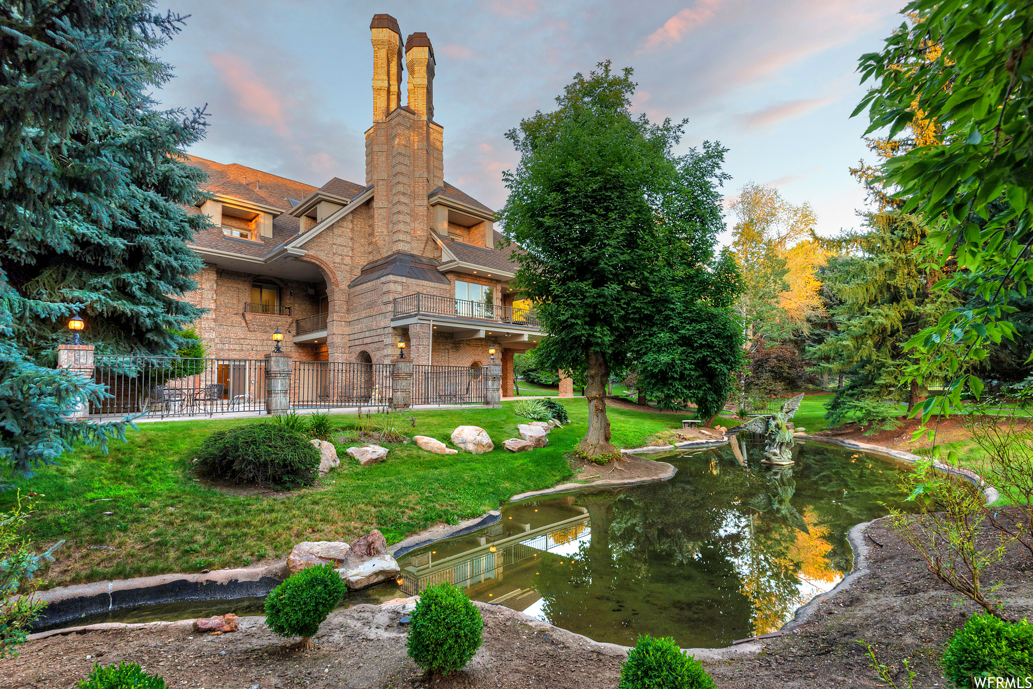 2945 E ROBIDOUX