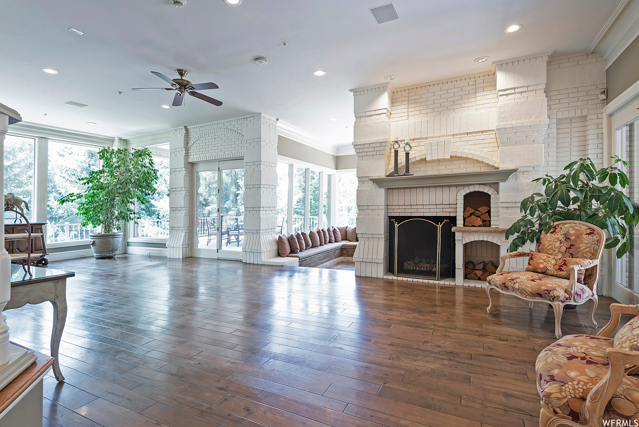 2945 E ROBIDOUX