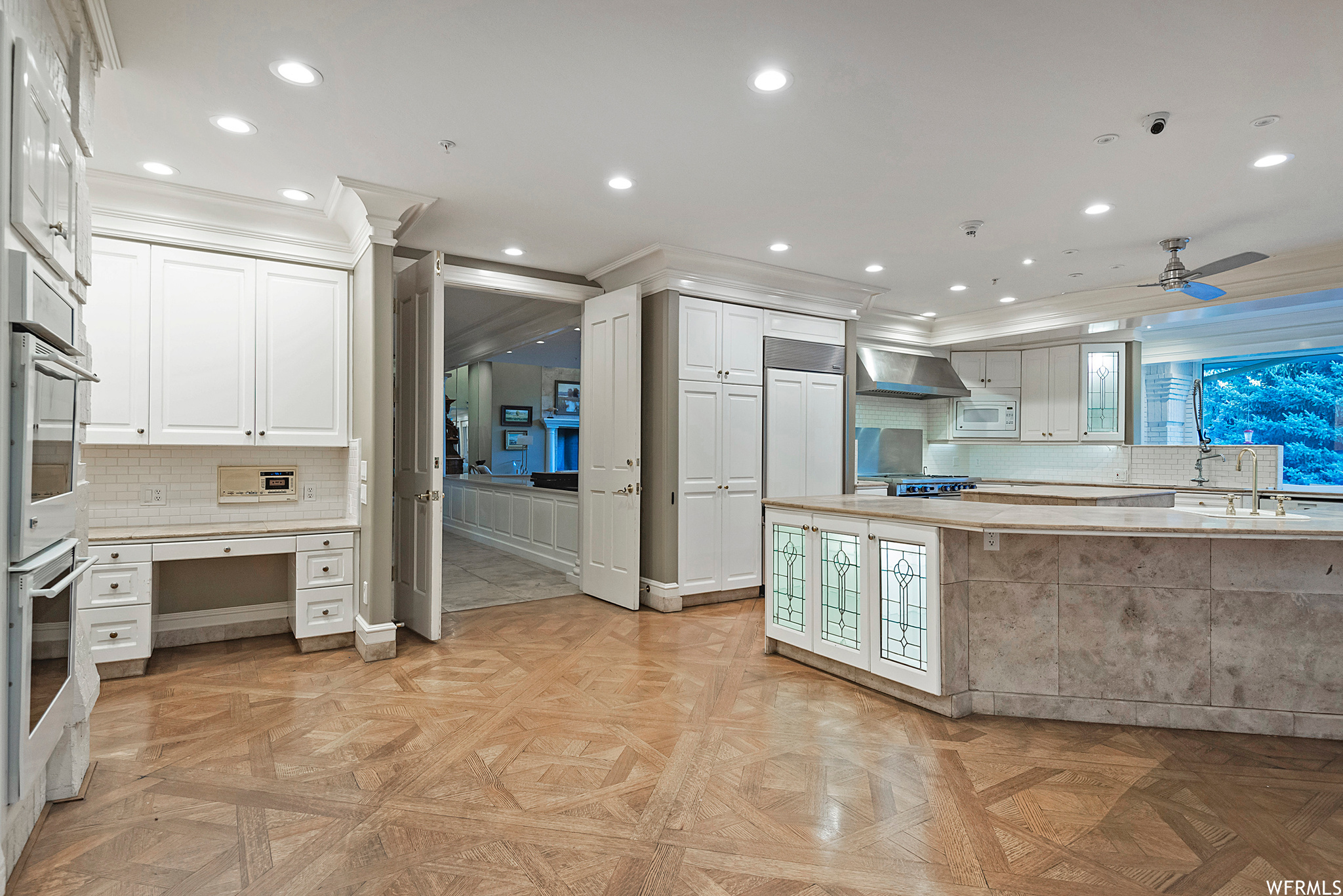 2945 E ROBIDOUX