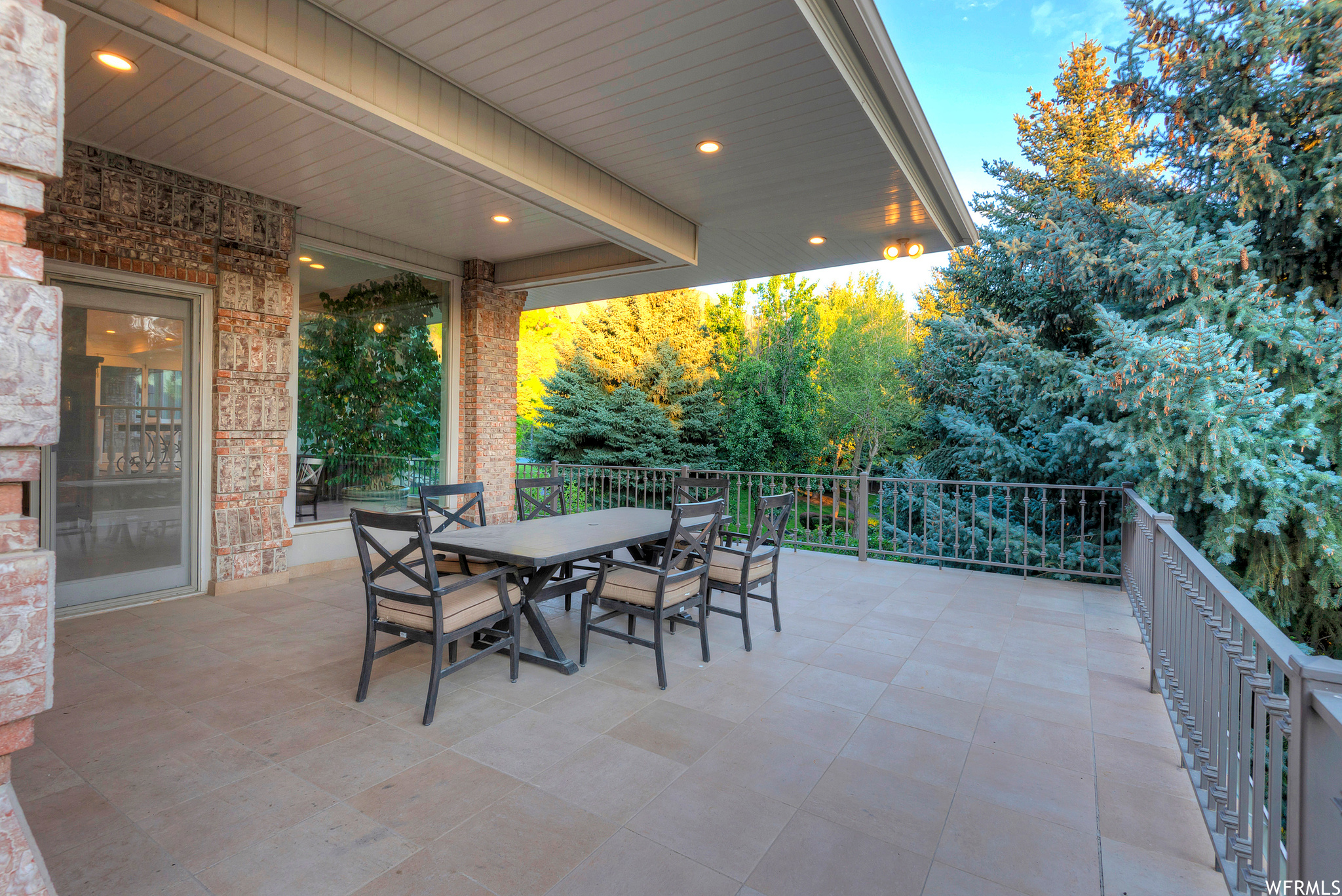 2945 E ROBIDOUX