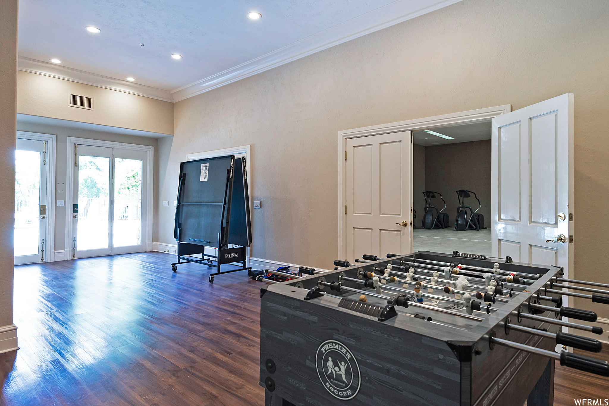 2945 E ROBIDOUX
