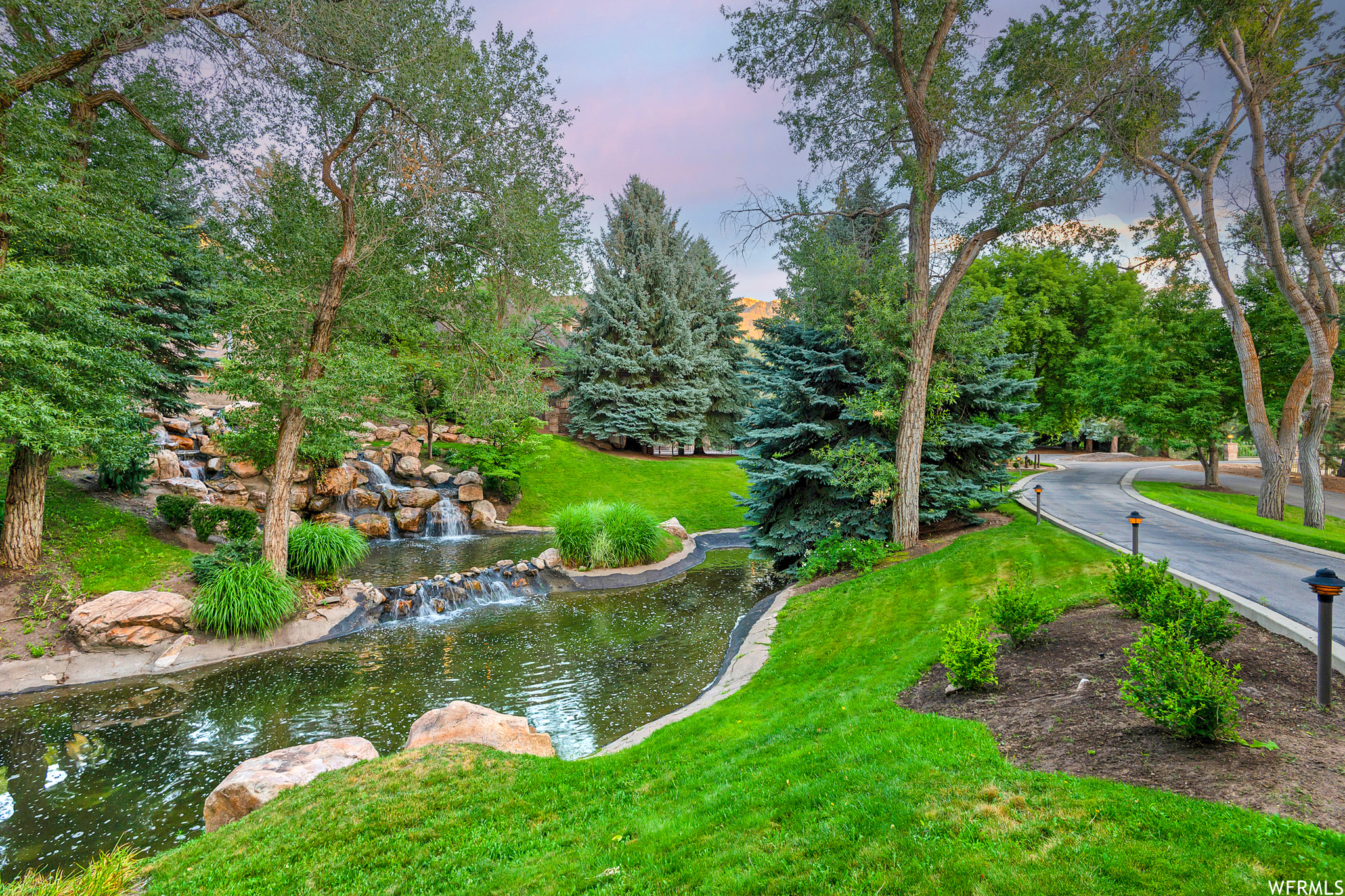2945 E ROBIDOUX