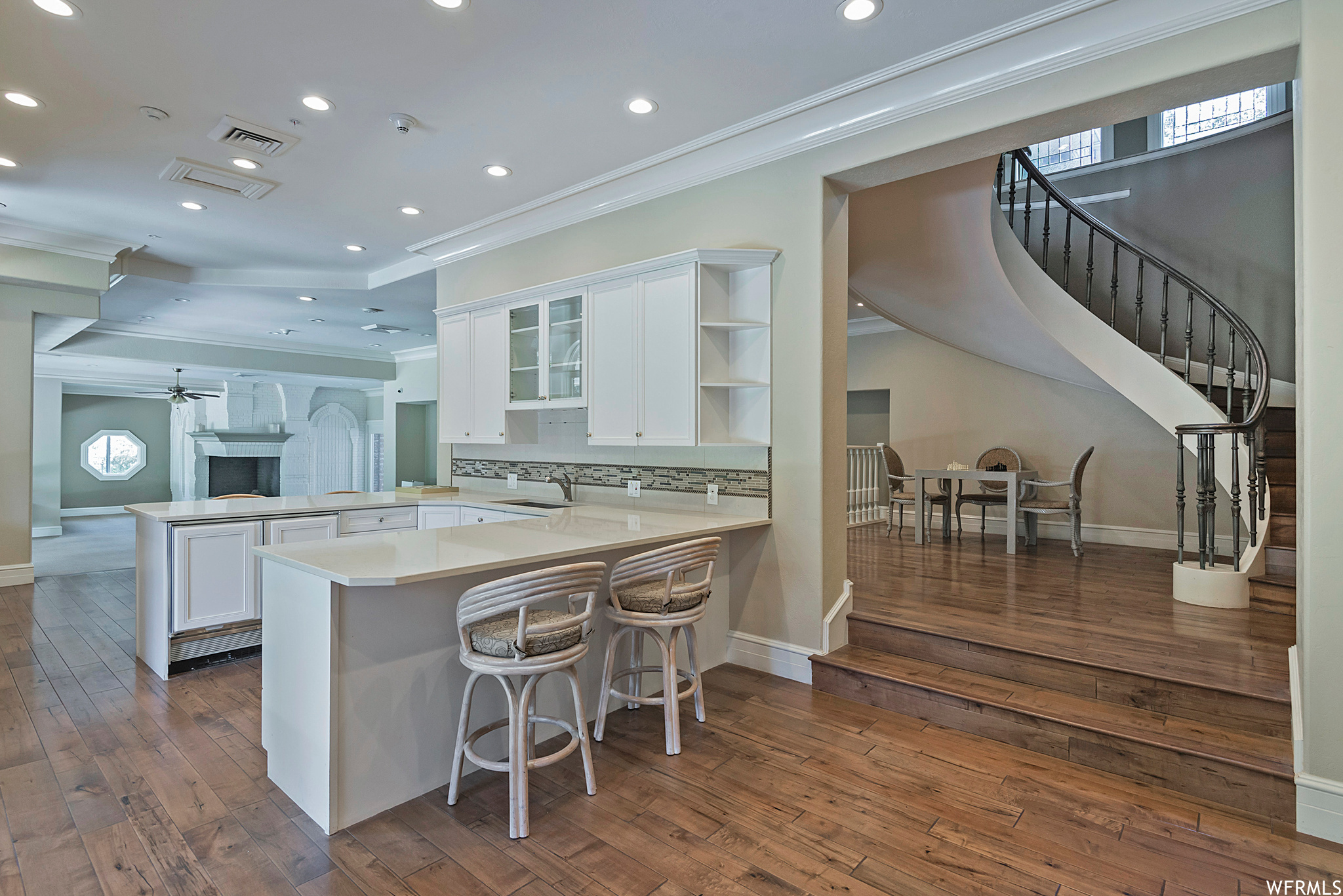 2945 E ROBIDOUX