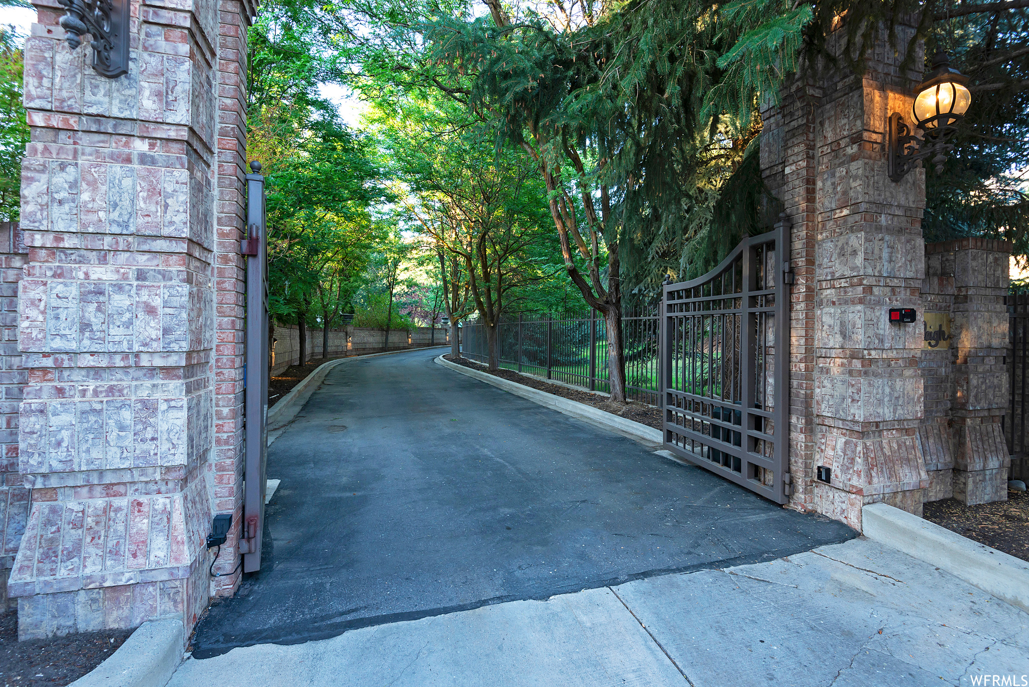 2945 E ROBIDOUX