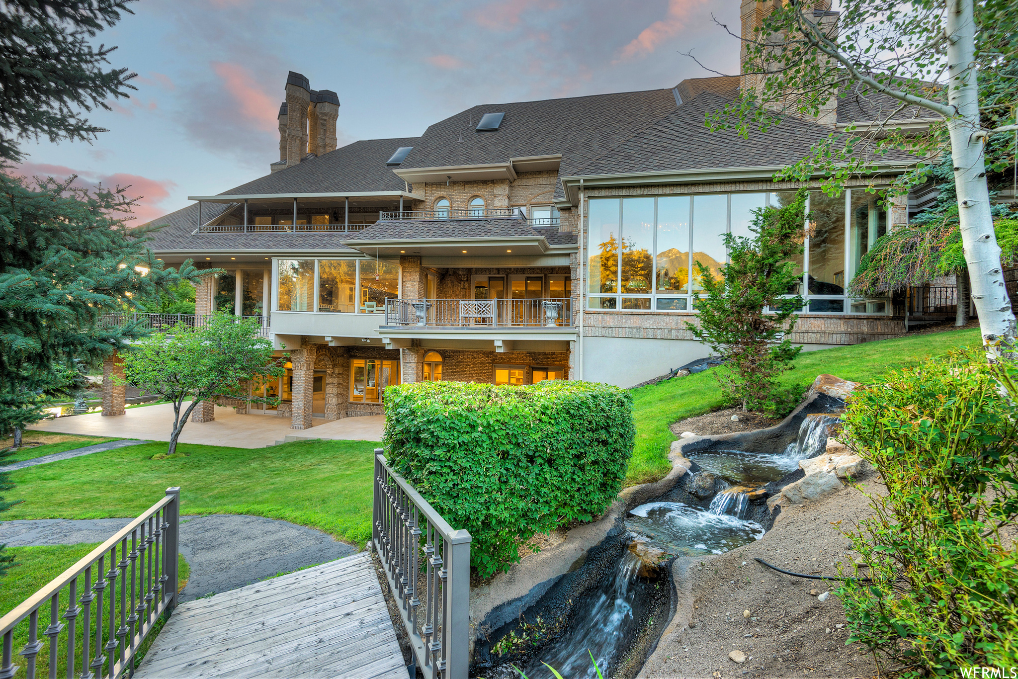 2945 E ROBIDOUX