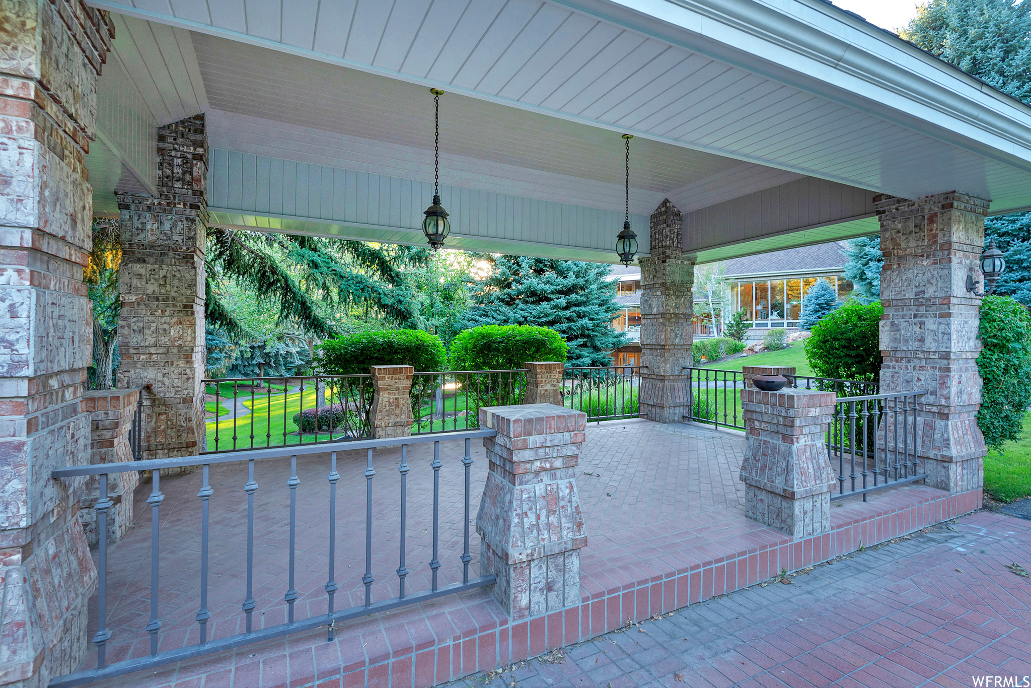 2945 E ROBIDOUX