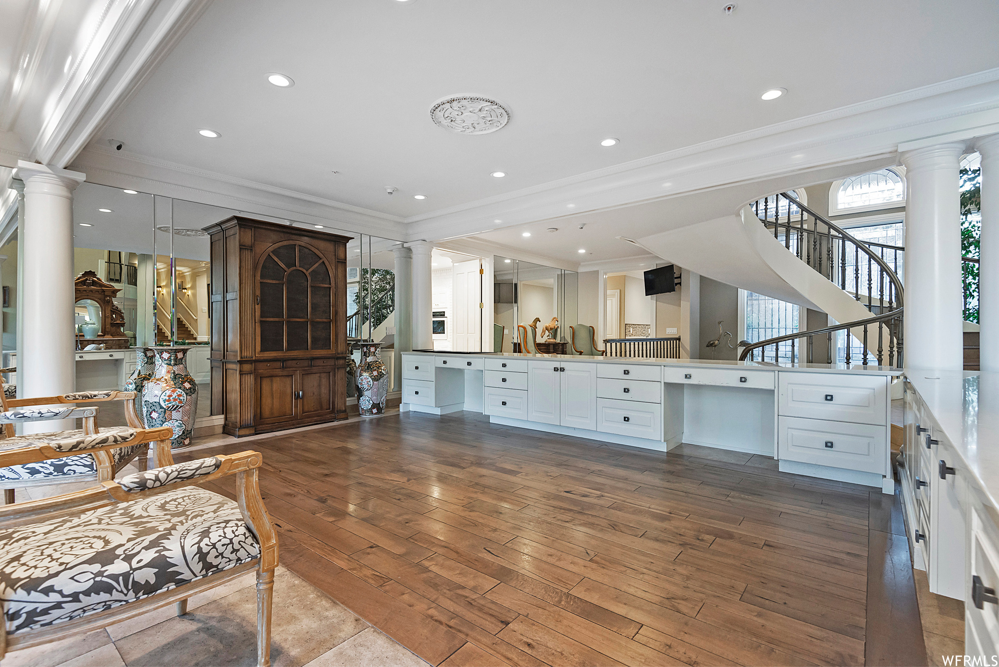2945 E ROBIDOUX