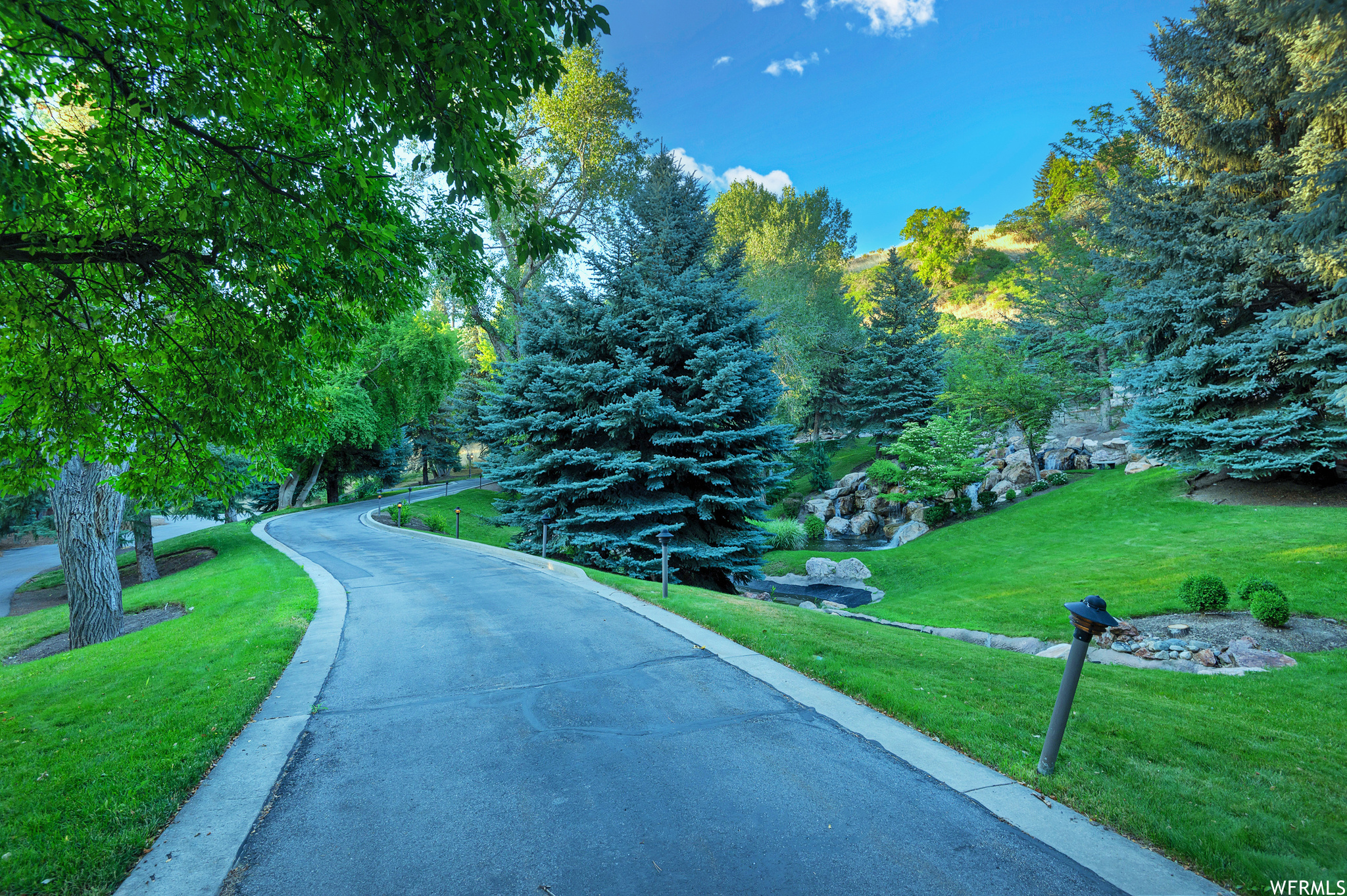 2945 E ROBIDOUX