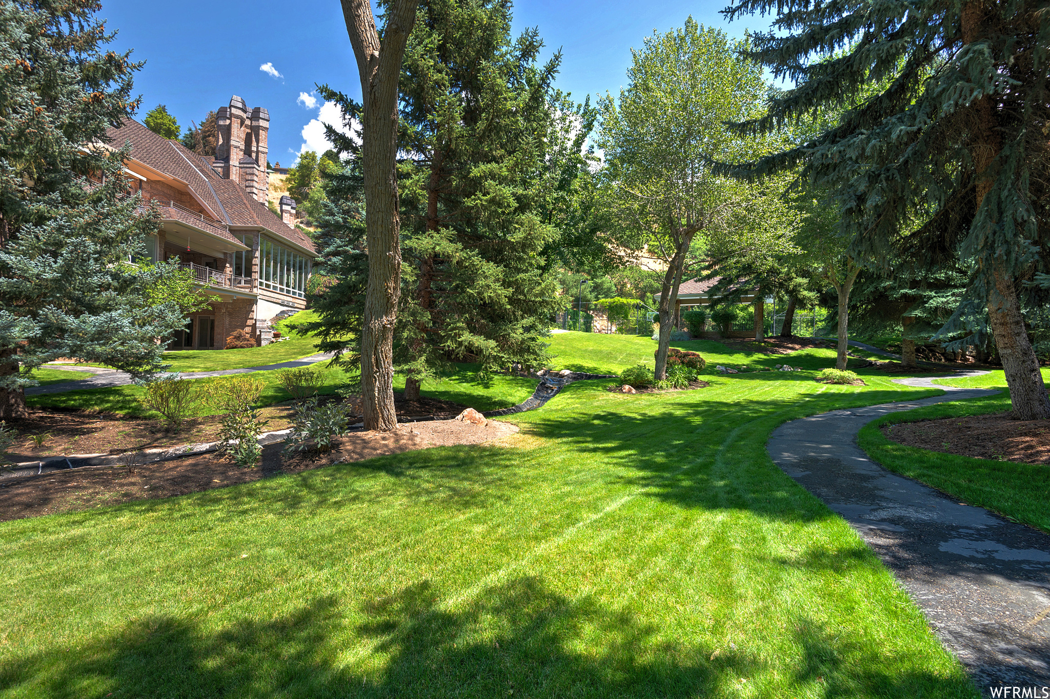 2945 E ROBIDOUX