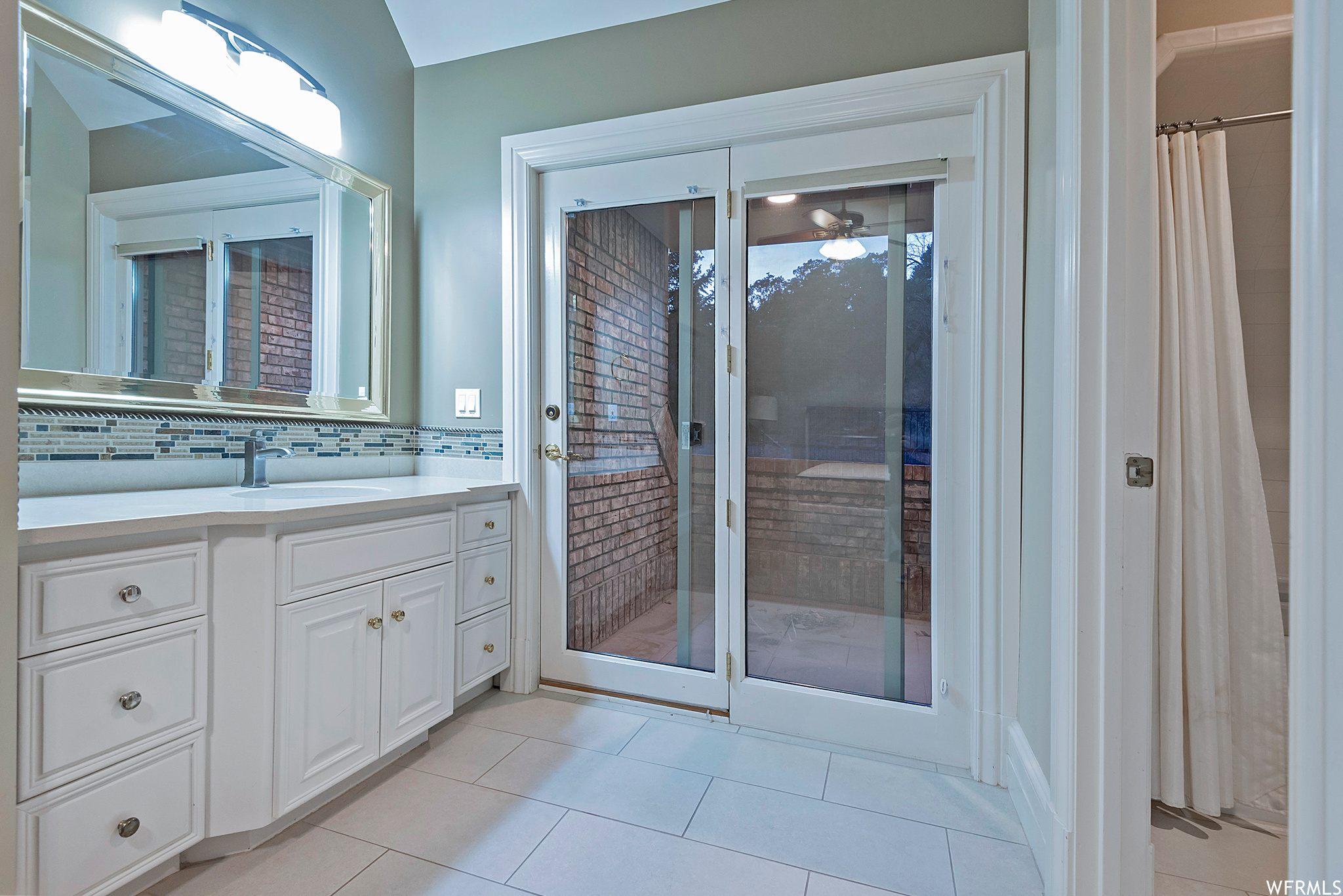 2945 E ROBIDOUX