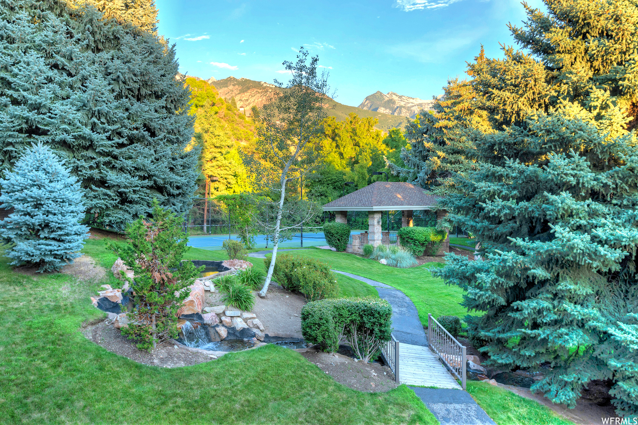 2945 E ROBIDOUX