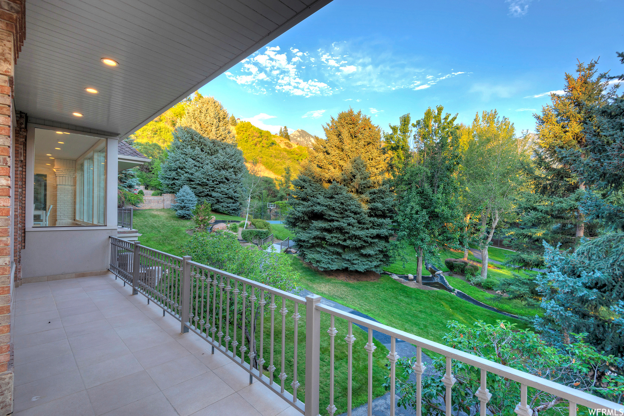 2945 E ROBIDOUX