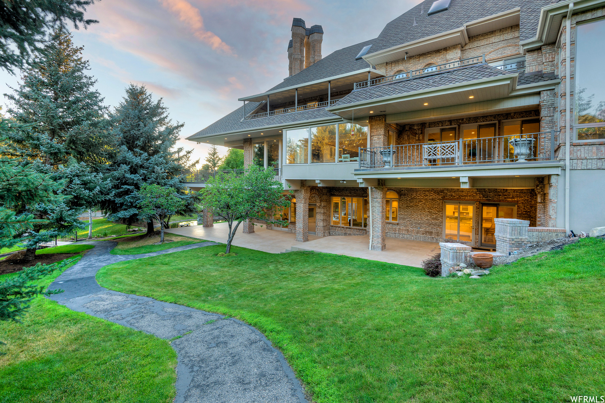 2945 E ROBIDOUX