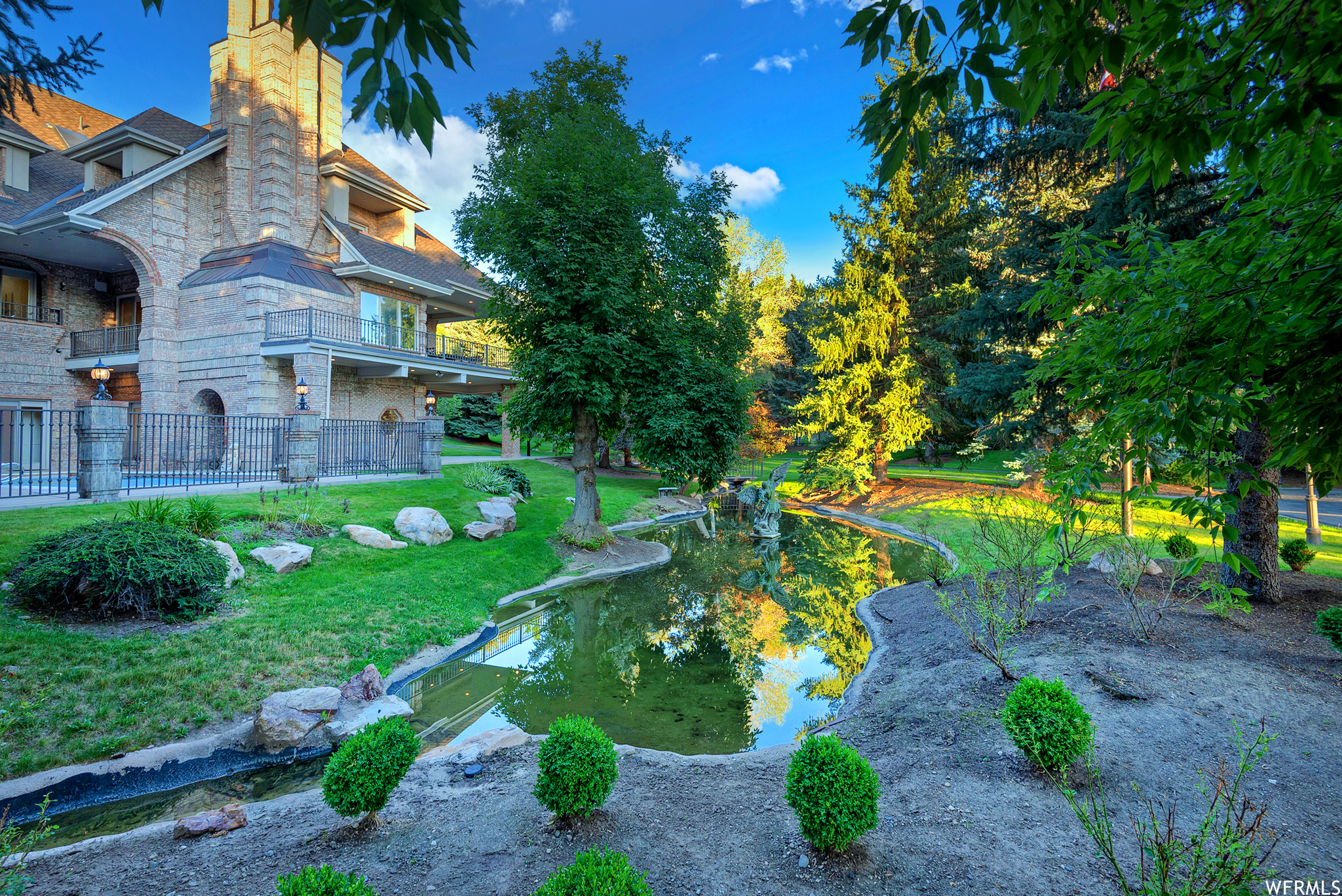 2945 E ROBIDOUX