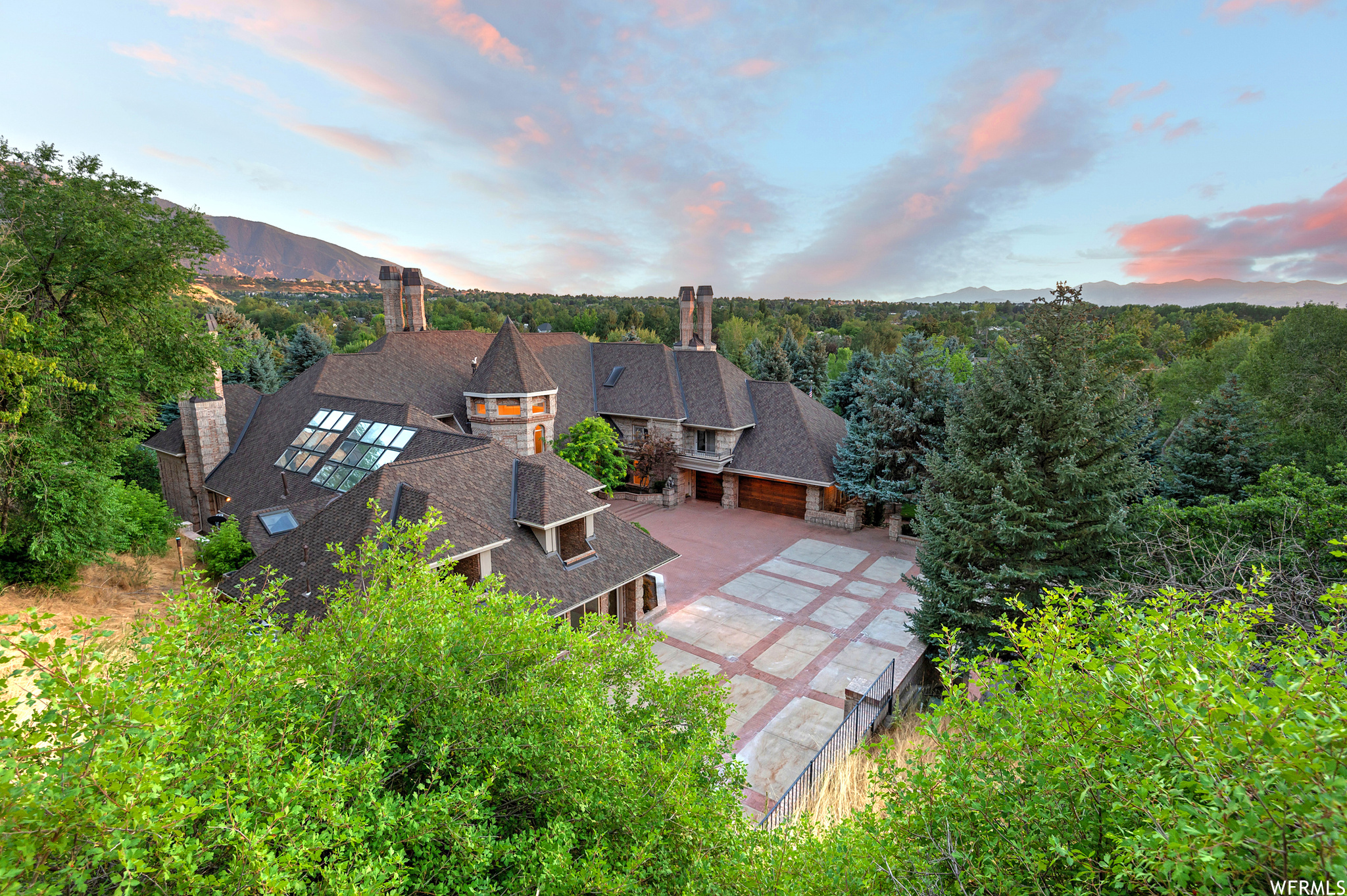 2945 E ROBIDOUX