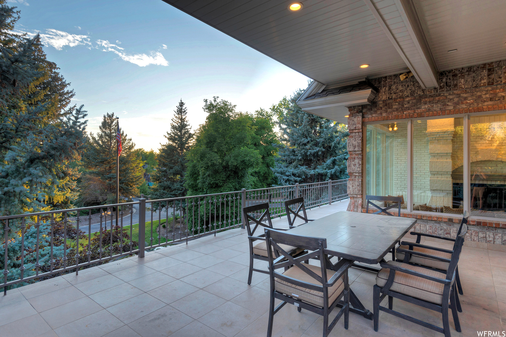 2945 E ROBIDOUX