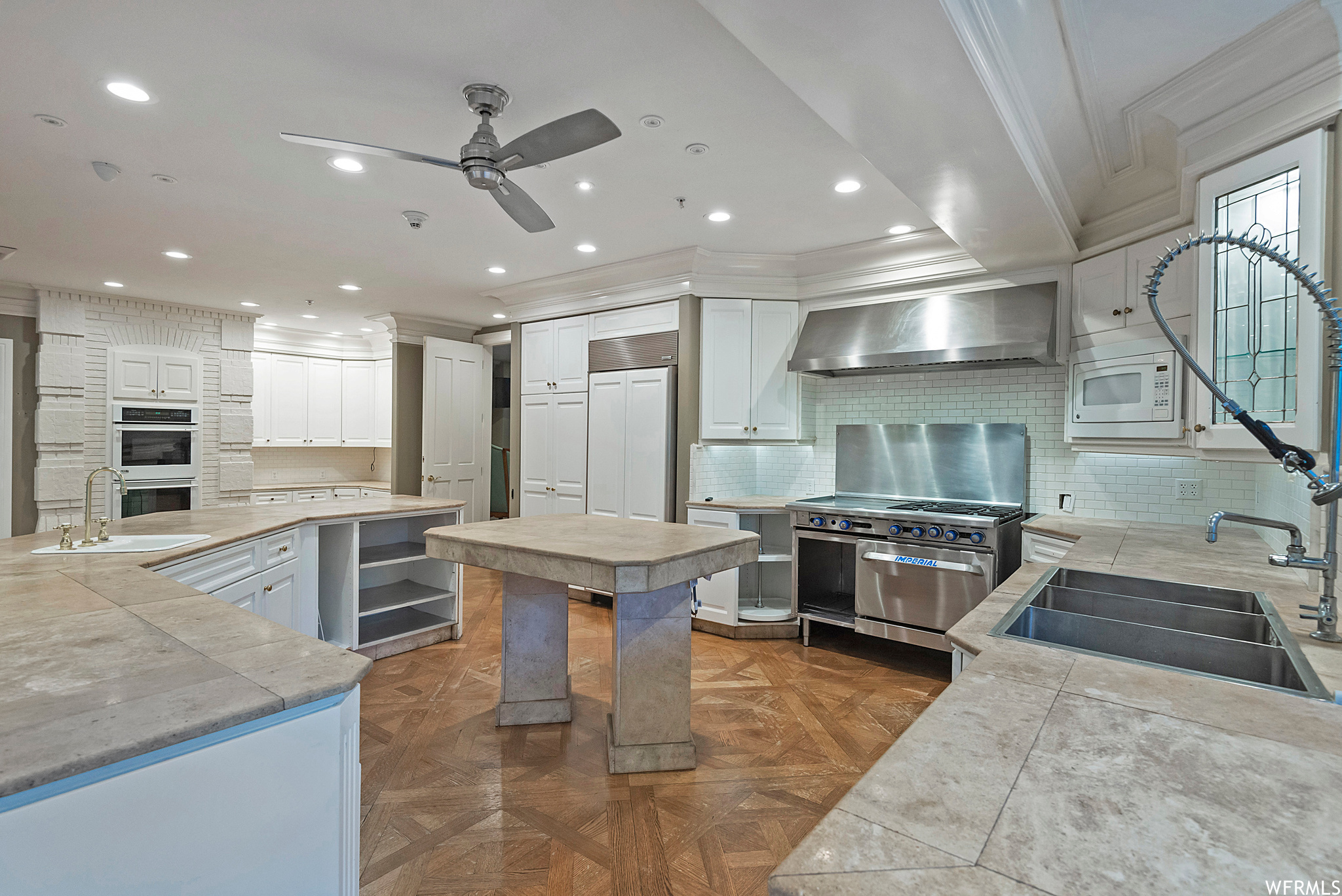 2945 E ROBIDOUX