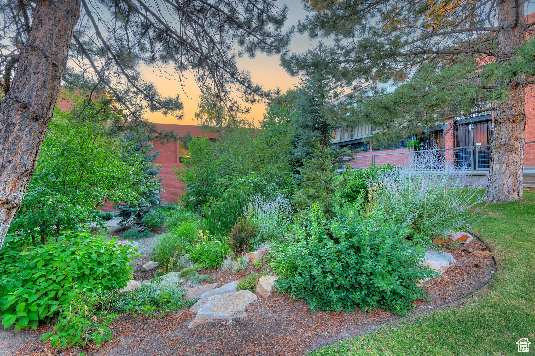 850 S DONNER WAY #102