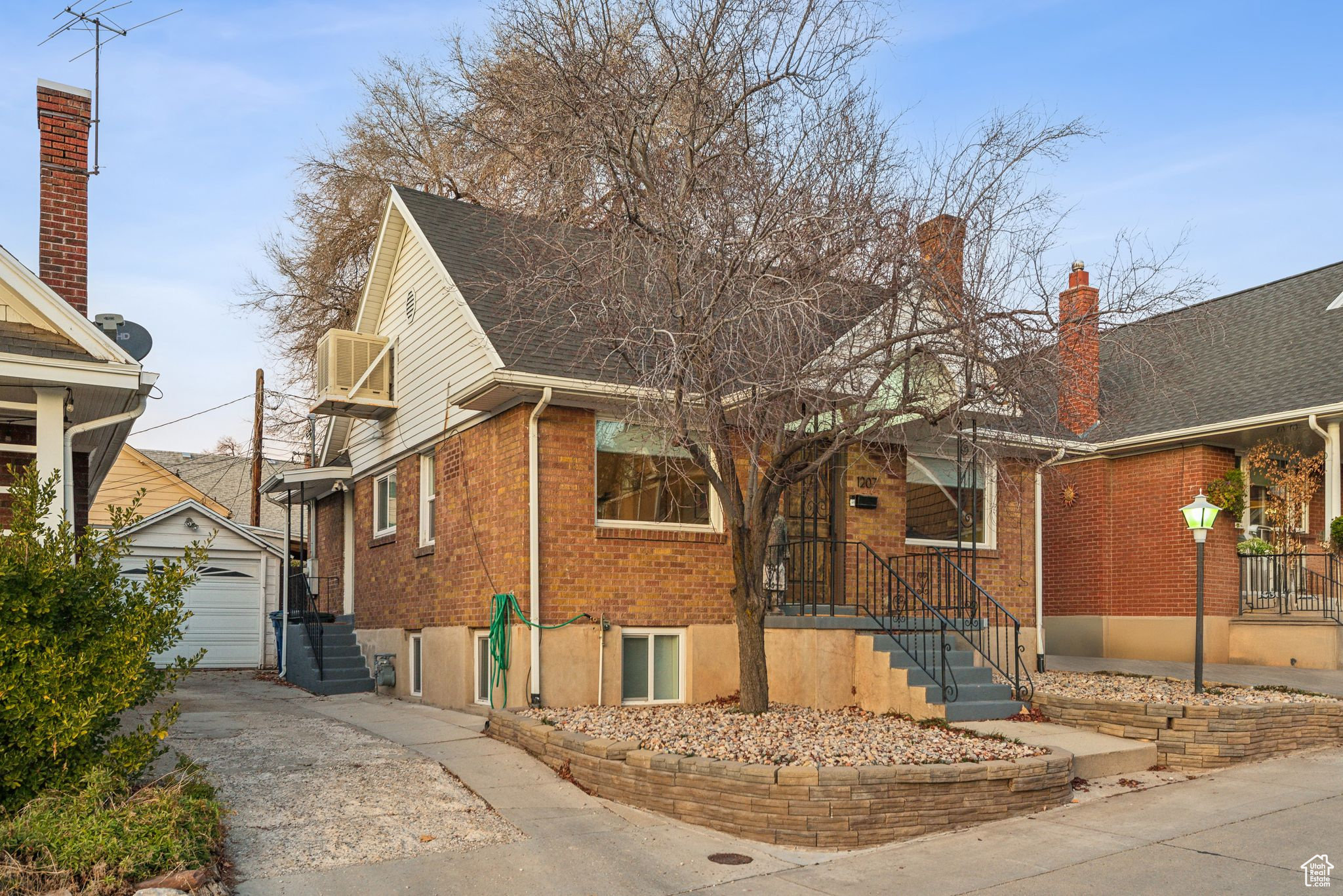 1207 E FENWAY AVE