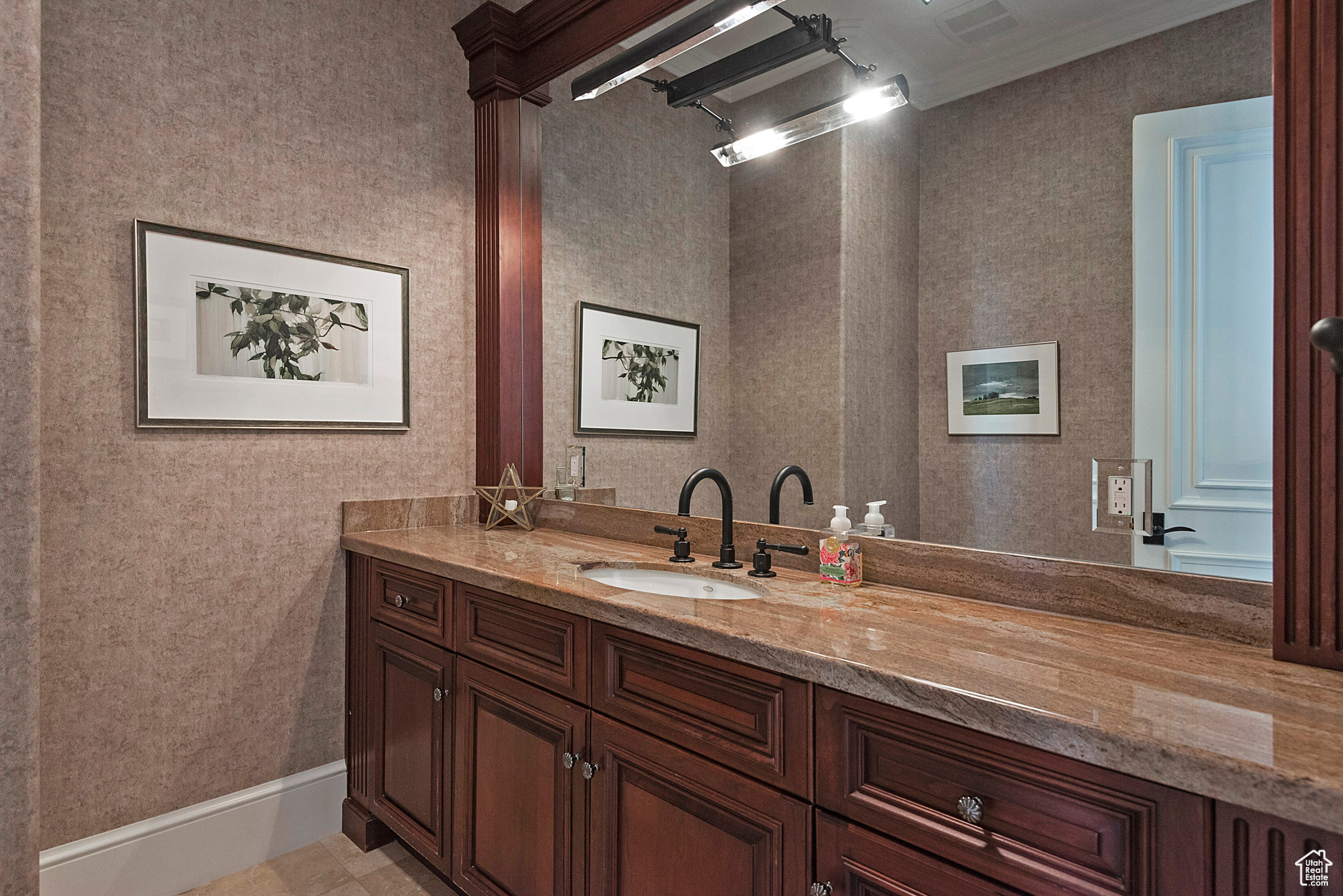 3162 E EAGLE VIEW CIR