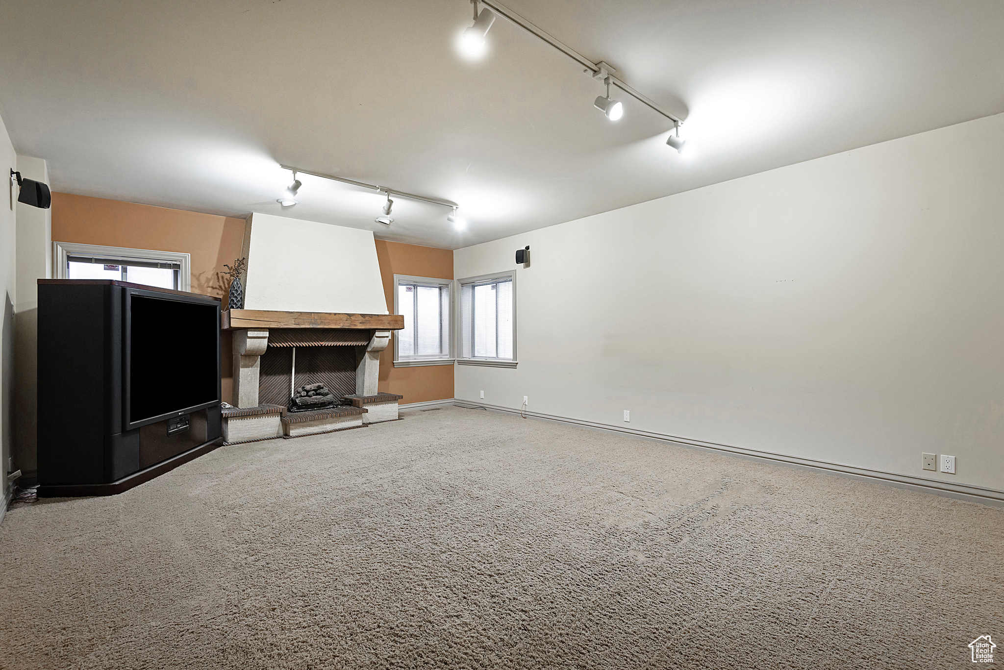 5845 KERRY CIR