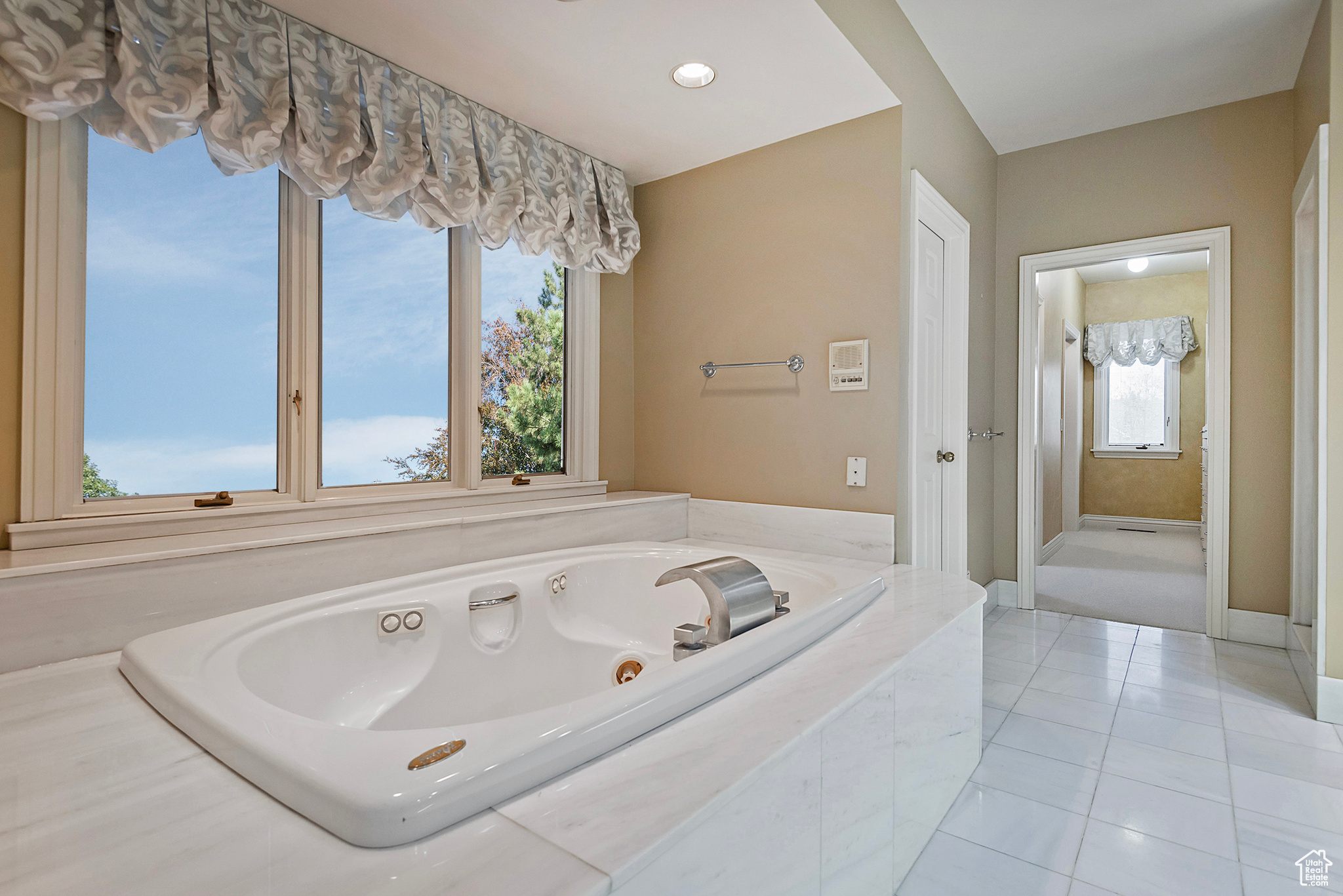 5845 KERRY CIR