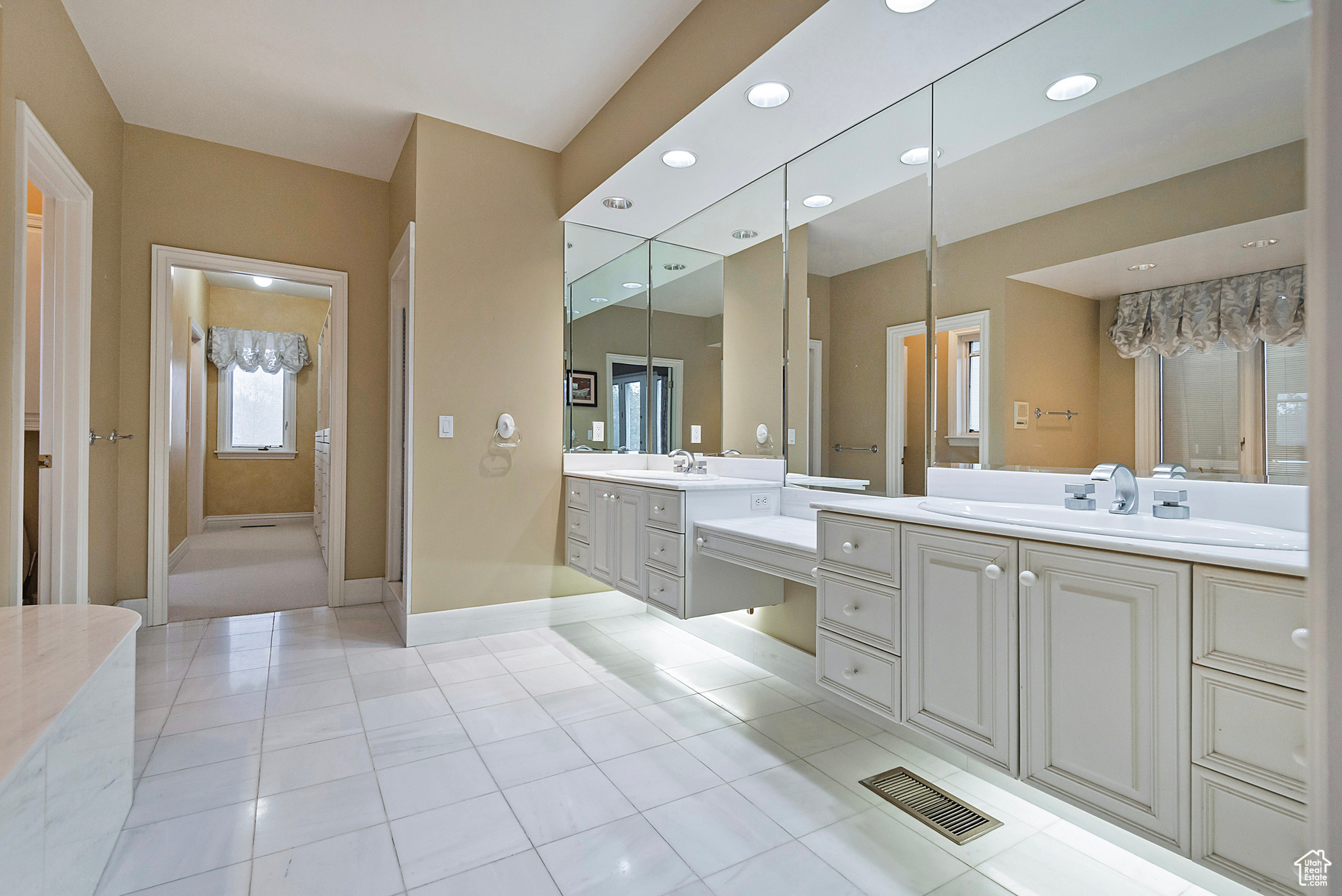 5845 KERRY CIR