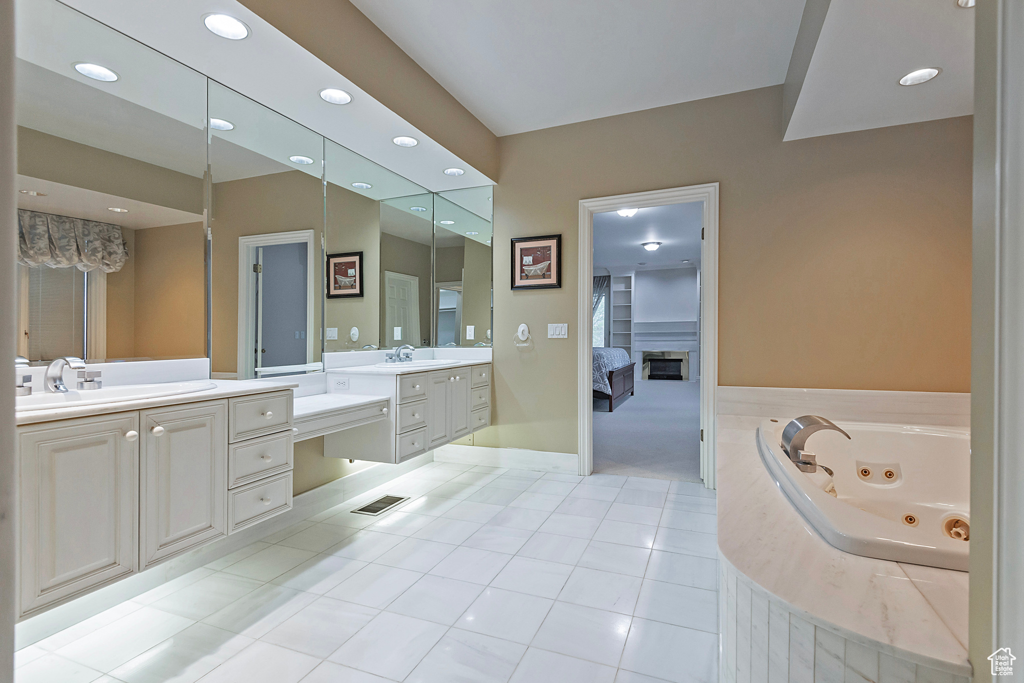 5845 KERRY CIR
