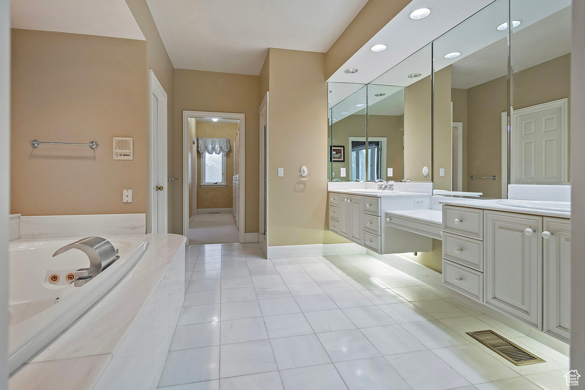 5845 KERRY CIR