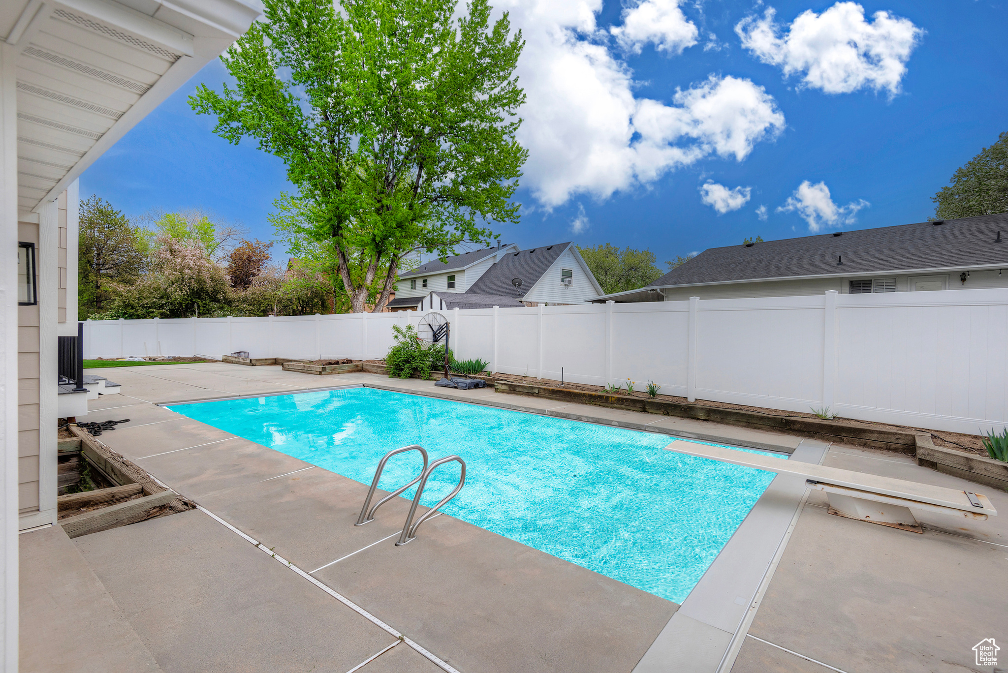 5845 KERRY CIR