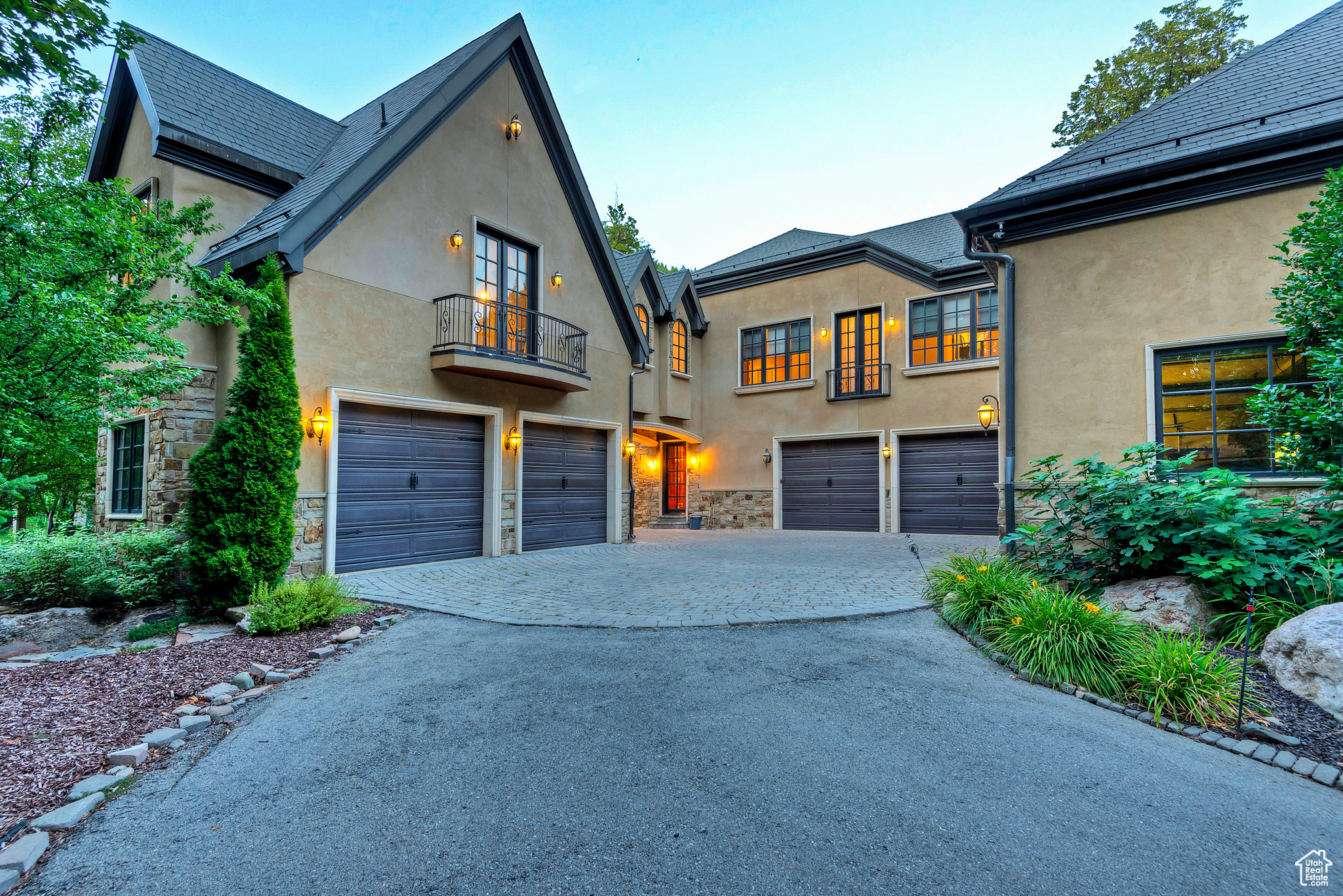 2318 E WALKER LN