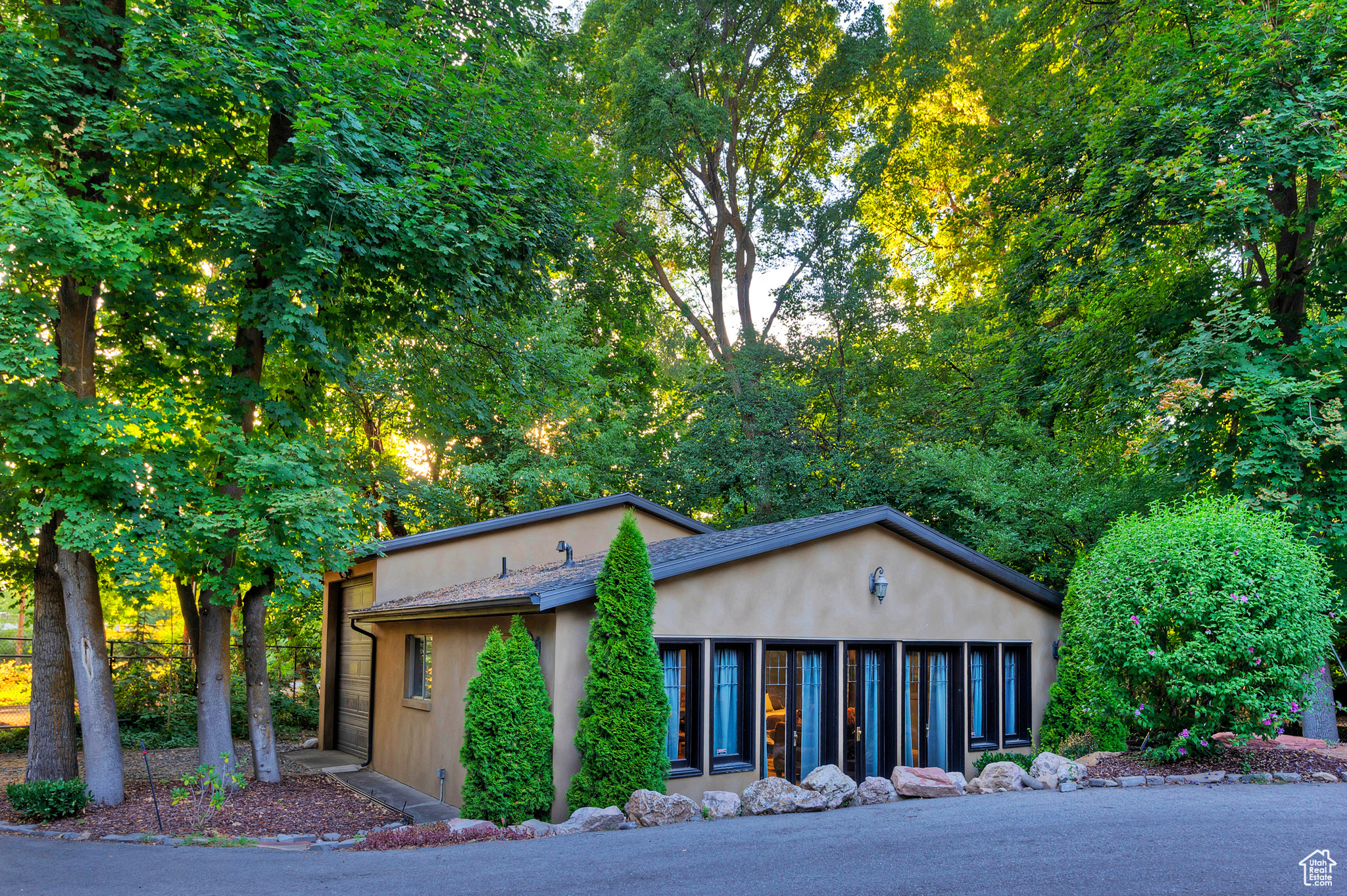 2318 E WALKER LN